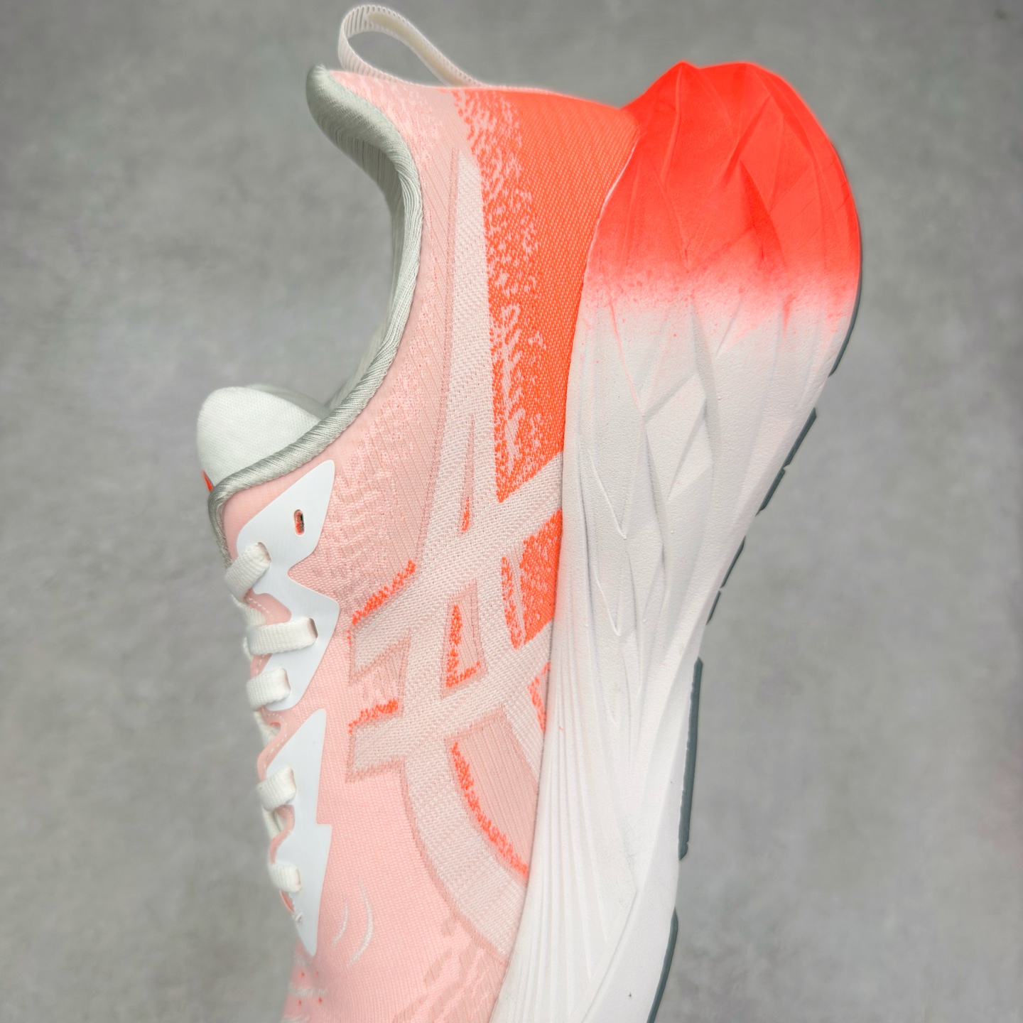 图片[7]-＃特价福利 ASICS NOVABLAST 4 亚瑟士舒适缓震跑鞋 鞋面从NOVABLAST 3的工程网眼升级为一片式轻量编织设计 提升了跑鞋的透气性 并配备结构鞋舌 进一步提升透气性的同时减少鞋舌滑动 从而实现更好的包裹感 后跟结构也是亮点之一 不仅提升了稳定性 还能给跑者提供更强支撑 上脚舒适度非常明显 无论如何跑跳晃动 双脚都被包裹的非常服帖舒适 同时前脚掌有足够空间 中足又很贴合 后跟高度和弧度也都非常舒适 从NOVABLAST 4 采用全新FF BLAST PLUS ECO轻量高能回弹泡棉材料 这是一种超过20%的生物基可再生资源 在带给跑者更舒适体验同时助力减轻环境负担 值得关注的是NOVABLAST 4将成为该系列首款贴有CO2e标签的鞋款 以进一步严格贯彻ASICS亚瑟士的可持续发展理念 大底采用了低密度设计的AHAR LO 更大程度增强鞋款耐磨性 提升使用寿命 外底液采用了全新设计 其灵感来源于植物的斐波那契螺旋叶片图案 独特的几何纹路使新一代鞋款的外观更具标志性 中底和大底设计都是为了让跑者获得更大的能量反馈 更强的回弹性 在跑步过程中轻弹畅跑 看配置就能感受到NOVABLAST 4 的优势 高回弹、高缓震、且耐用的综合长跑训练鞋 尺码：36 37 38 39 39.5 40 40.5 41.5 42 42.5 43.5 44 45-选品中心