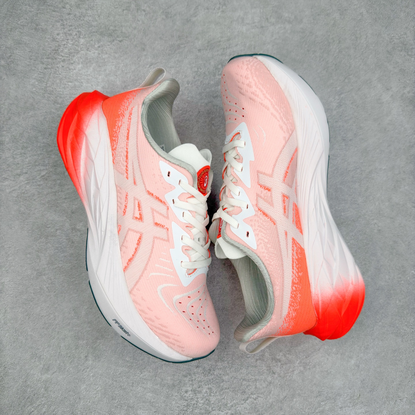 图片[3]-＃特价福利 ASICS NOVABLAST 4 亚瑟士舒适缓震跑鞋 鞋面从NOVABLAST 3的工程网眼升级为一片式轻量编织设计 提升了跑鞋的透气性 并配备结构鞋舌 进一步提升透气性的同时减少鞋舌滑动 从而实现更好的包裹感 后跟结构也是亮点之一 不仅提升了稳定性 还能给跑者提供更强支撑 上脚舒适度非常明显 无论如何跑跳晃动 双脚都被包裹的非常服帖舒适 同时前脚掌有足够空间 中足又很贴合 后跟高度和弧度也都非常舒适 从NOVABLAST 4 采用全新FF BLAST PLUS ECO轻量高能回弹泡棉材料 这是一种超过20%的生物基可再生资源 在带给跑者更舒适体验同时助力减轻环境负担 值得关注的是NOVABLAST 4将成为该系列首款贴有CO2e标签的鞋款 以进一步严格贯彻ASICS亚瑟士的可持续发展理念 大底采用了低密度设计的AHAR LO 更大程度增强鞋款耐磨性 提升使用寿命 外底液采用了全新设计 其灵感来源于植物的斐波那契螺旋叶片图案 独特的几何纹路使新一代鞋款的外观更具标志性 中底和大底设计都是为了让跑者获得更大的能量反馈 更强的回弹性 在跑步过程中轻弹畅跑 看配置就能感受到NOVABLAST 4 的优势 高回弹、高缓震、且耐用的综合长跑训练鞋 尺码：36 37 38 39 39.5 40 40.5 41.5 42 42.5 43.5 44 45-选品中心