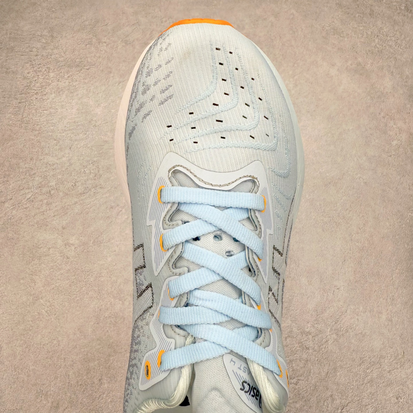 图片[4]-＃特价福利 ASICS NOVABLAST 4 亚瑟士舒适缓震跑鞋 鞋面从NOVABLAST 3的工程网眼升级为一片式轻量编织设计 提升了跑鞋的透气性 并配备结构鞋舌 进一步提升透气性的同时减少鞋舌滑动 从而实现更好的包裹感 后跟结构也是亮点之一 不仅提升了稳定性 还能给跑者提供更强支撑 上脚舒适度非常明显 无论如何跑跳晃动 双脚都被包裹的非常服帖舒适 同时前脚掌有足够空间 中足又很贴合 后跟高度和弧度也都非常舒适 从NOVABLAST 4 采用全新FF BLAST PLUS ECO轻量高能回弹泡棉材料 这是一种超过20%的生物基可再生资源 在带给跑者更舒适体验同时助力减轻环境负担 值得关注的是NOVABLAST 4将成为该系列首款贴有CO2e标签的鞋款 以进一步严格贯彻ASICS亚瑟士的可持续发展理念 大底采用了低密度设计的AHAR LO 更大程度增强鞋款耐磨性 提升使用寿命 外底液采用了全新设计 其灵感来源于植物的斐波那契螺旋叶片图案 独特的几何纹路使新一代鞋款的外观更具标志性 中底和大底设计都是为了让跑者获得更大的能量反馈 更强的回弹性 在跑步过程中轻弹畅跑 看配置就能感受到NOVABLAST 4 的优势 高回弹、高缓震、且耐用的综合长跑训练鞋 尺码：36 37 38 39 39.5 40 40.5 41.5 42 42.5 43.5 44 45-选品中心