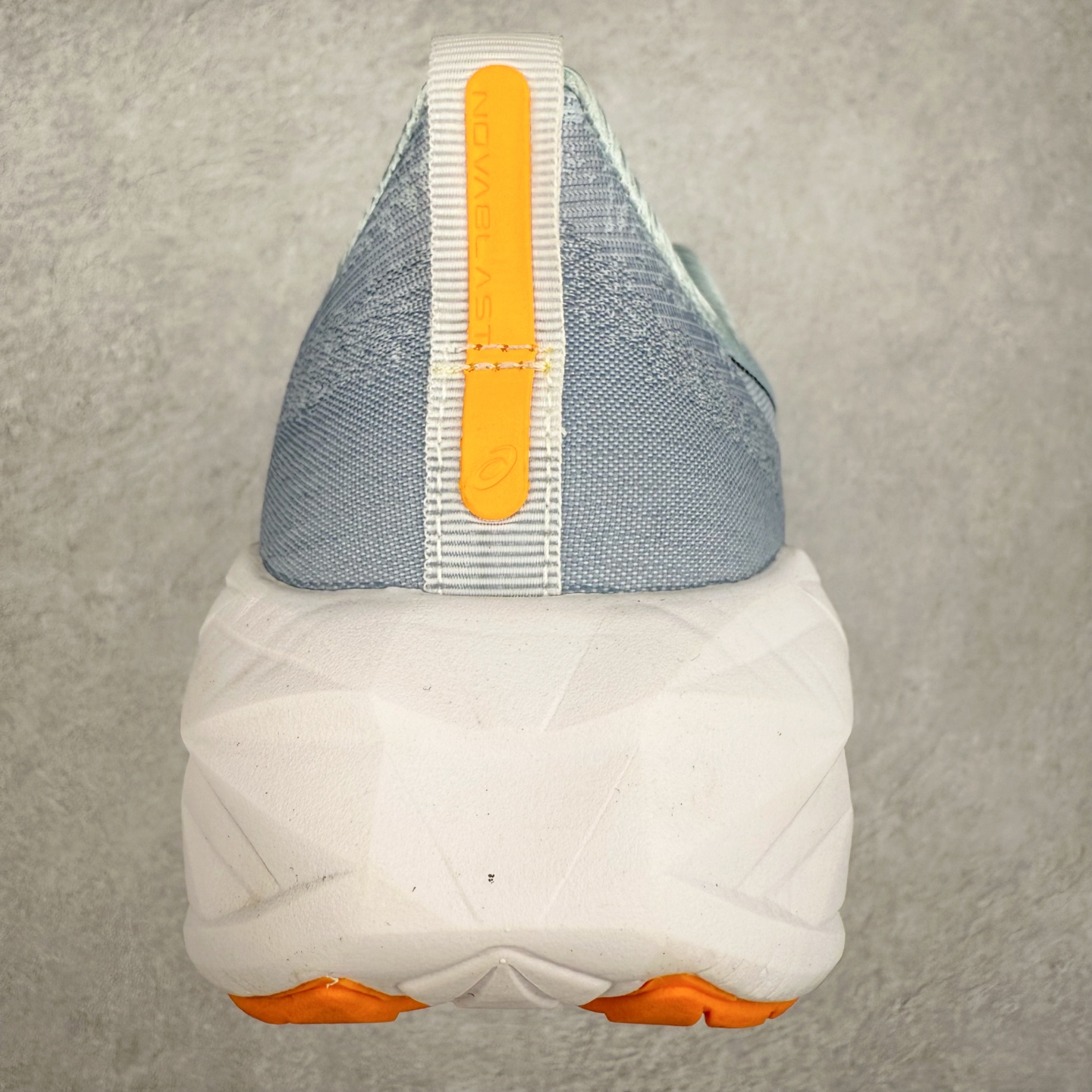 图片[8]-＃特价福利 ASICS NOVABLAST 4 亚瑟士舒适缓震跑鞋 鞋面从NOVABLAST 3的工程网眼升级为一片式轻量编织设计 提升了跑鞋的透气性 并配备结构鞋舌 进一步提升透气性的同时减少鞋舌滑动 从而实现更好的包裹感 后跟结构也是亮点之一 不仅提升了稳定性 还能给跑者提供更强支撑 上脚舒适度非常明显 无论如何跑跳晃动 双脚都被包裹的非常服帖舒适 同时前脚掌有足够空间 中足又很贴合 后跟高度和弧度也都非常舒适 从NOVABLAST 4 采用全新FF BLAST PLUS ECO轻量高能回弹泡棉材料 这是一种超过20%的生物基可再生资源 在带给跑者更舒适体验同时助力减轻环境负担 值得关注的是NOVABLAST 4将成为该系列首款贴有CO2e标签的鞋款 以进一步严格贯彻ASICS亚瑟士的可持续发展理念 大底采用了低密度设计的AHAR LO 更大程度增强鞋款耐磨性 提升使用寿命 外底液采用了全新设计 其灵感来源于植物的斐波那契螺旋叶片图案 独特的几何纹路使新一代鞋款的外观更具标志性 中底和大底设计都是为了让跑者获得更大的能量反馈 更强的回弹性 在跑步过程中轻弹畅跑 看配置就能感受到NOVABLAST 4 的优势 高回弹、高缓震、且耐用的综合长跑训练鞋 尺码：36 37 38 39 39.5 40 40.5 41.5 42 42.5 43.5 44 45-选品中心