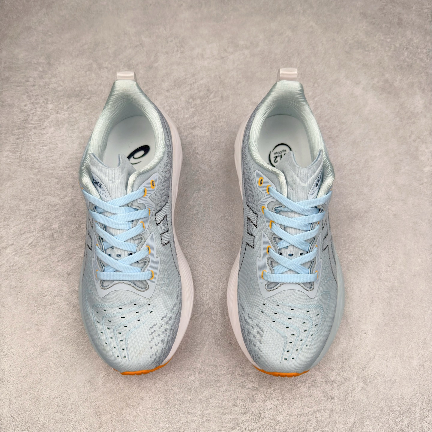 图片[2]-＃特价福利 ASICS NOVABLAST 4 亚瑟士舒适缓震跑鞋 鞋面从NOVABLAST 3的工程网眼升级为一片式轻量编织设计 提升了跑鞋的透气性 并配备结构鞋舌 进一步提升透气性的同时减少鞋舌滑动 从而实现更好的包裹感 后跟结构也是亮点之一 不仅提升了稳定性 还能给跑者提供更强支撑 上脚舒适度非常明显 无论如何跑跳晃动 双脚都被包裹的非常服帖舒适 同时前脚掌有足够空间 中足又很贴合 后跟高度和弧度也都非常舒适 从NOVABLAST 4 采用全新FF BLAST PLUS ECO轻量高能回弹泡棉材料 这是一种超过20%的生物基可再生资源 在带给跑者更舒适体验同时助力减轻环境负担 值得关注的是NOVABLAST 4将成为该系列首款贴有CO2e标签的鞋款 以进一步严格贯彻ASICS亚瑟士的可持续发展理念 大底采用了低密度设计的AHAR LO 更大程度增强鞋款耐磨性 提升使用寿命 外底液采用了全新设计 其灵感来源于植物的斐波那契螺旋叶片图案 独特的几何纹路使新一代鞋款的外观更具标志性 中底和大底设计都是为了让跑者获得更大的能量反馈 更强的回弹性 在跑步过程中轻弹畅跑 看配置就能感受到NOVABLAST 4 的优势 高回弹、高缓震、且耐用的综合长跑训练鞋 尺码：36 37 38 39 39.5 40 40.5 41.5 42 42.5 43.5 44 45-选品中心