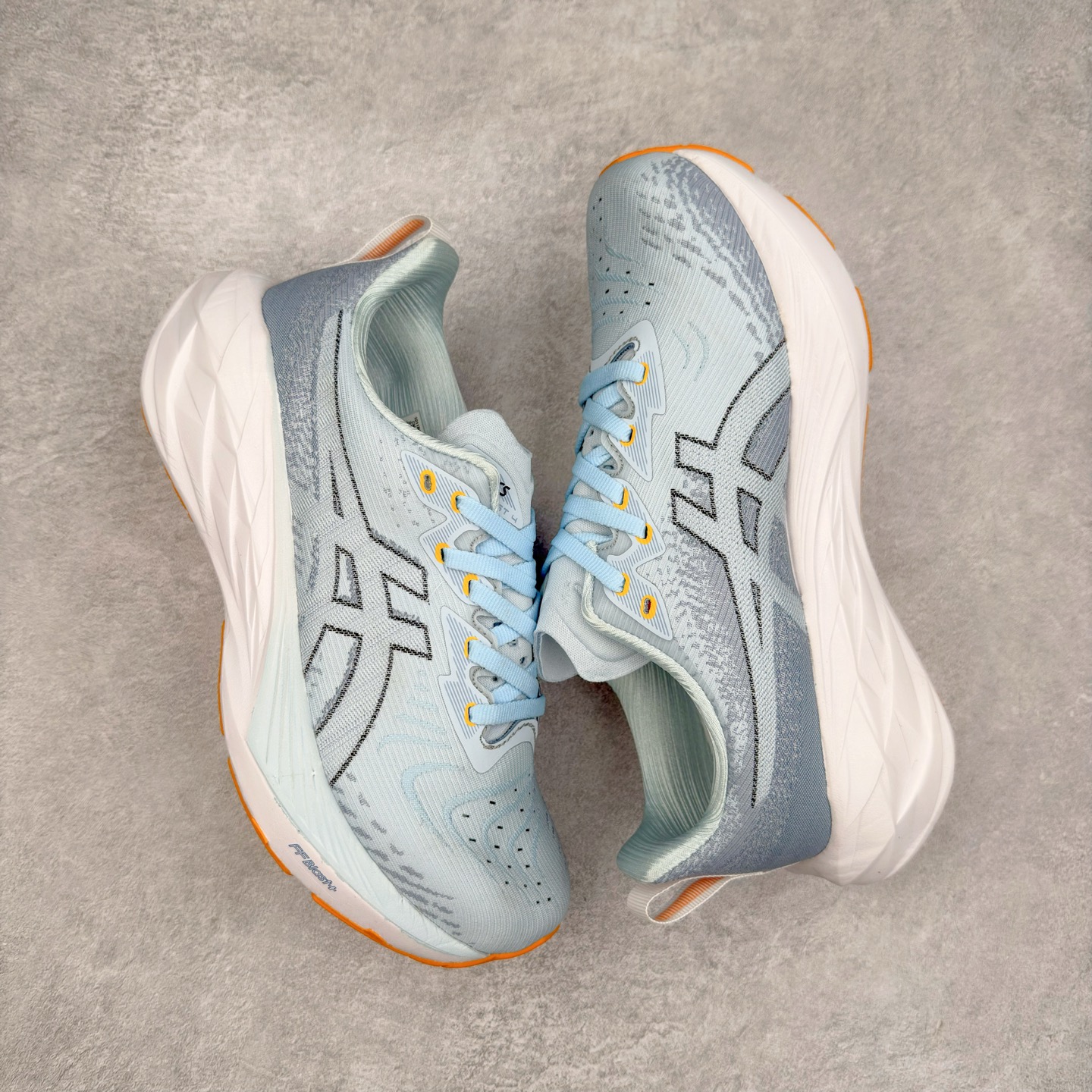 图片[3]-＃特价福利 ASICS NOVABLAST 4 亚瑟士舒适缓震跑鞋 鞋面从NOVABLAST 3的工程网眼升级为一片式轻量编织设计 提升了跑鞋的透气性 并配备结构鞋舌 进一步提升透气性的同时减少鞋舌滑动 从而实现更好的包裹感 后跟结构也是亮点之一 不仅提升了稳定性 还能给跑者提供更强支撑 上脚舒适度非常明显 无论如何跑跳晃动 双脚都被包裹的非常服帖舒适 同时前脚掌有足够空间 中足又很贴合 后跟高度和弧度也都非常舒适 从NOVABLAST 4 采用全新FF BLAST PLUS ECO轻量高能回弹泡棉材料 这是一种超过20%的生物基可再生资源 在带给跑者更舒适体验同时助力减轻环境负担 值得关注的是NOVABLAST 4将成为该系列首款贴有CO2e标签的鞋款 以进一步严格贯彻ASICS亚瑟士的可持续发展理念 大底采用了低密度设计的AHAR LO 更大程度增强鞋款耐磨性 提升使用寿命 外底液采用了全新设计 其灵感来源于植物的斐波那契螺旋叶片图案 独特的几何纹路使新一代鞋款的外观更具标志性 中底和大底设计都是为了让跑者获得更大的能量反馈 更强的回弹性 在跑步过程中轻弹畅跑 看配置就能感受到NOVABLAST 4 的优势 高回弹、高缓震、且耐用的综合长跑训练鞋 尺码：36 37 38 39 39.5 40 40.5 41.5 42 42.5 43.5 44 45-选品中心