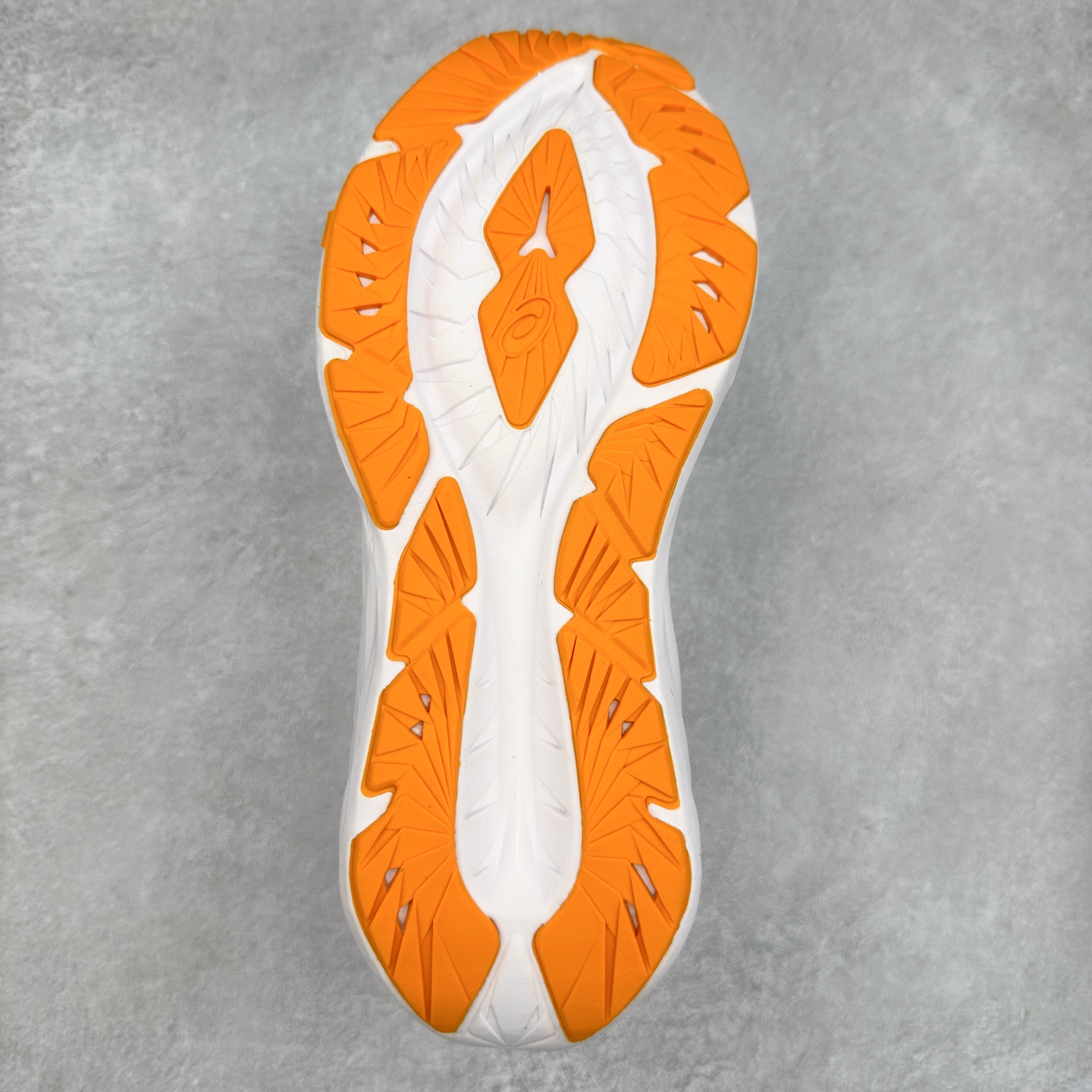 图片[9]-＃特价福利 ASICS NOVABLAST 4 亚瑟士舒适缓震跑鞋 鞋面从NOVABLAST 3的工程网眼升级为一片式轻量编织设计 提升了跑鞋的透气性 并配备结构鞋舌 进一步提升透气性的同时减少鞋舌滑动 从而实现更好的包裹感 后跟结构也是亮点之一 不仅提升了稳定性 还能给跑者提供更强支撑 上脚舒适度非常明显 无论如何跑跳晃动 双脚都被包裹的非常服帖舒适 同时前脚掌有足够空间 中足又很贴合 后跟高度和弧度也都非常舒适 从NOVABLAST 4 采用全新FF BLAST PLUS ECO轻量高能回弹泡棉材料 这是一种超过20%的生物基可再生资源 在带给跑者更舒适体验同时助力减轻环境负担 值得关注的是NOVABLAST 4将成为该系列首款贴有CO2e标签的鞋款 以进一步严格贯彻ASICS亚瑟士的可持续发展理念 大底采用了低密度设计的AHAR LO 更大程度增强鞋款耐磨性 提升使用寿命 外底液采用了全新设计 其灵感来源于植物的斐波那契螺旋叶片图案 独特的几何纹路使新一代鞋款的外观更具标志性 中底和大底设计都是为了让跑者获得更大的能量反馈 更强的回弹性 在跑步过程中轻弹畅跑 看配置就能感受到NOVABLAST 4 的优势 高回弹、高缓震、且耐用的综合长跑训练鞋 尺码：36 37 38 39 39.5 40 40.5 41.5 42 42.5 43.5 44 45-选品中心