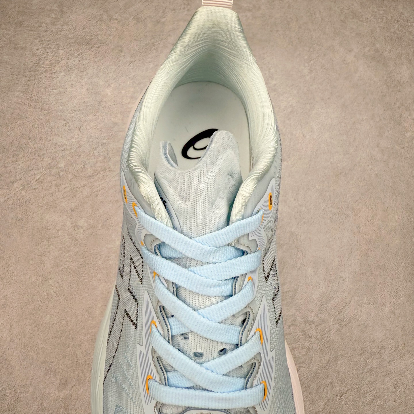 图片[5]-＃特价福利 ASICS NOVABLAST 4 亚瑟士舒适缓震跑鞋 鞋面从NOVABLAST 3的工程网眼升级为一片式轻量编织设计 提升了跑鞋的透气性 并配备结构鞋舌 进一步提升透气性的同时减少鞋舌滑动 从而实现更好的包裹感 后跟结构也是亮点之一 不仅提升了稳定性 还能给跑者提供更强支撑 上脚舒适度非常明显 无论如何跑跳晃动 双脚都被包裹的非常服帖舒适 同时前脚掌有足够空间 中足又很贴合 后跟高度和弧度也都非常舒适 从NOVABLAST 4 采用全新FF BLAST PLUS ECO轻量高能回弹泡棉材料 这是一种超过20%的生物基可再生资源 在带给跑者更舒适体验同时助力减轻环境负担 值得关注的是NOVABLAST 4将成为该系列首款贴有CO2e标签的鞋款 以进一步严格贯彻ASICS亚瑟士的可持续发展理念 大底采用了低密度设计的AHAR LO 更大程度增强鞋款耐磨性 提升使用寿命 外底液采用了全新设计 其灵感来源于植物的斐波那契螺旋叶片图案 独特的几何纹路使新一代鞋款的外观更具标志性 中底和大底设计都是为了让跑者获得更大的能量反馈 更强的回弹性 在跑步过程中轻弹畅跑 看配置就能感受到NOVABLAST 4 的优势 高回弹、高缓震、且耐用的综合长跑训练鞋 尺码：36 37 38 39 39.5 40 40.5 41.5 42 42.5 43.5 44 45-选品中心