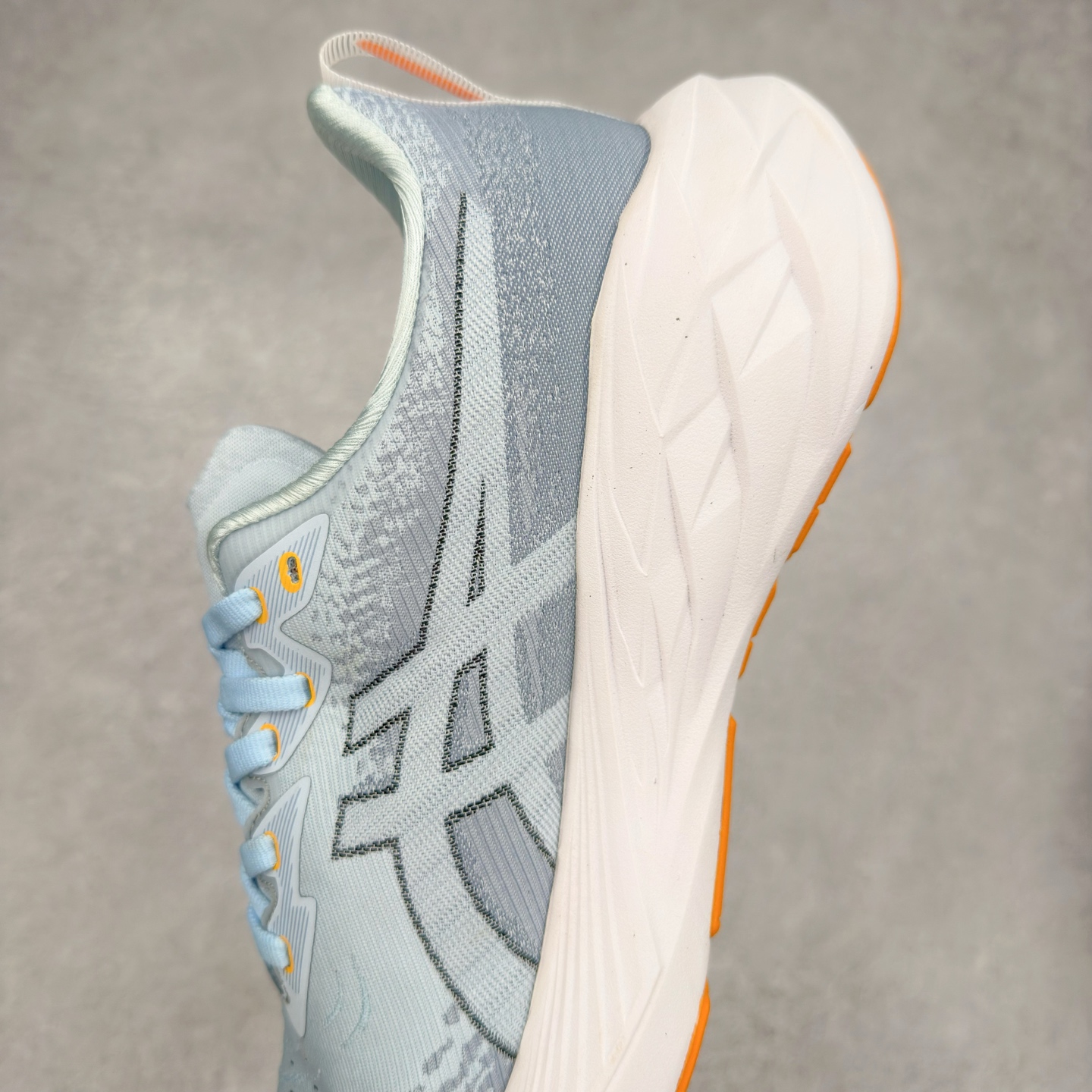 图片[7]-＃特价福利 ASICS NOVABLAST 4 亚瑟士舒适缓震跑鞋 鞋面从NOVABLAST 3的工程网眼升级为一片式轻量编织设计 提升了跑鞋的透气性 并配备结构鞋舌 进一步提升透气性的同时减少鞋舌滑动 从而实现更好的包裹感 后跟结构也是亮点之一 不仅提升了稳定性 还能给跑者提供更强支撑 上脚舒适度非常明显 无论如何跑跳晃动 双脚都被包裹的非常服帖舒适 同时前脚掌有足够空间 中足又很贴合 后跟高度和弧度也都非常舒适 从NOVABLAST 4 采用全新FF BLAST PLUS ECO轻量高能回弹泡棉材料 这是一种超过20%的生物基可再生资源 在带给跑者更舒适体验同时助力减轻环境负担 值得关注的是NOVABLAST 4将成为该系列首款贴有CO2e标签的鞋款 以进一步严格贯彻ASICS亚瑟士的可持续发展理念 大底采用了低密度设计的AHAR LO 更大程度增强鞋款耐磨性 提升使用寿命 外底液采用了全新设计 其灵感来源于植物的斐波那契螺旋叶片图案 独特的几何纹路使新一代鞋款的外观更具标志性 中底和大底设计都是为了让跑者获得更大的能量反馈 更强的回弹性 在跑步过程中轻弹畅跑 看配置就能感受到NOVABLAST 4 的优势 高回弹、高缓震、且耐用的综合长跑训练鞋 尺码：36 37 38 39 39.5 40 40.5 41.5 42 42.5 43.5 44 45-选品中心