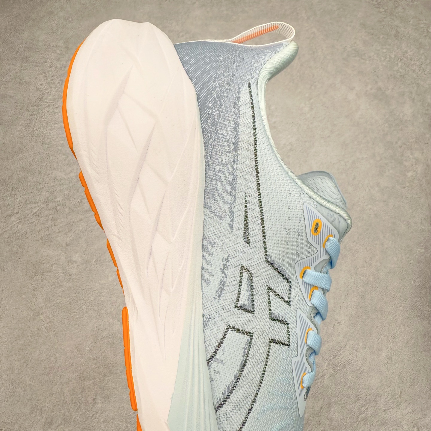 图片[6]-＃特价福利 ASICS NOVABLAST 4 亚瑟士舒适缓震跑鞋 鞋面从NOVABLAST 3的工程网眼升级为一片式轻量编织设计 提升了跑鞋的透气性 并配备结构鞋舌 进一步提升透气性的同时减少鞋舌滑动 从而实现更好的包裹感 后跟结构也是亮点之一 不仅提升了稳定性 还能给跑者提供更强支撑 上脚舒适度非常明显 无论如何跑跳晃动 双脚都被包裹的非常服帖舒适 同时前脚掌有足够空间 中足又很贴合 后跟高度和弧度也都非常舒适 从NOVABLAST 4 采用全新FF BLAST PLUS ECO轻量高能回弹泡棉材料 这是一种超过20%的生物基可再生资源 在带给跑者更舒适体验同时助力减轻环境负担 值得关注的是NOVABLAST 4将成为该系列首款贴有CO2e标签的鞋款 以进一步严格贯彻ASICS亚瑟士的可持续发展理念 大底采用了低密度设计的AHAR LO 更大程度增强鞋款耐磨性 提升使用寿命 外底液采用了全新设计 其灵感来源于植物的斐波那契螺旋叶片图案 独特的几何纹路使新一代鞋款的外观更具标志性 中底和大底设计都是为了让跑者获得更大的能量反馈 更强的回弹性 在跑步过程中轻弹畅跑 看配置就能感受到NOVABLAST 4 的优势 高回弹、高缓震、且耐用的综合长跑训练鞋 尺码：36 37 38 39 39.5 40 40.5 41.5 42 42.5 43.5 44 45-选品中心