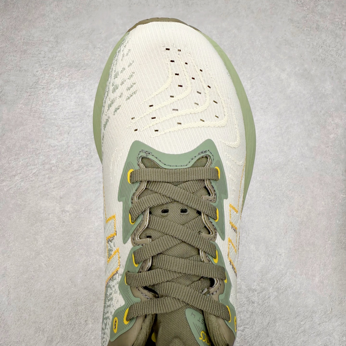 图片[4]-＃特价福利 ASICS NOVABLAST 4 亚瑟士舒适缓震跑鞋 鞋面从NOVABLAST 3的工程网眼升级为一片式轻量编织设计 提升了跑鞋的透气性 并配备结构鞋舌 进一步提升透气性的同时减少鞋舌滑动 从而实现更好的包裹感 后跟结构也是亮点之一 不仅提升了稳定性 还能给跑者提供更强支撑 上脚舒适度非常明显 无论如何跑跳晃动 双脚都被包裹的非常服帖舒适 同时前脚掌有足够空间 中足又很贴合 后跟高度和弧度也都非常舒适 从NOVABLAST 4 采用全新FF BLAST PLUS ECO轻量高能回弹泡棉材料 这是一种超过20%的生物基可再生资源 在带给跑者更舒适体验同时助力减轻环境负担 值得关注的是NOVABLAST 4将成为该系列首款贴有CO2e标签的鞋款 以进一步严格贯彻ASICS亚瑟士的可持续发展理念 大底采用了低密度设计的AHAR LO 更大程度增强鞋款耐磨性 提升使用寿命 外底液采用了全新设计 其灵感来源于植物的斐波那契螺旋叶片图案 独特的几何纹路使新一代鞋款的外观更具标志性 中底和大底设计都是为了让跑者获得更大的能量反馈 更强的回弹性 在跑步过程中轻弹畅跑 看配置就能感受到NOVABLAST 4 的优势 高回弹、高缓震、且耐用的综合长跑训练鞋 尺码：36 37 38 39 39.5 40 40.5 41.5 42 42.5 43.5 44 45-选品中心