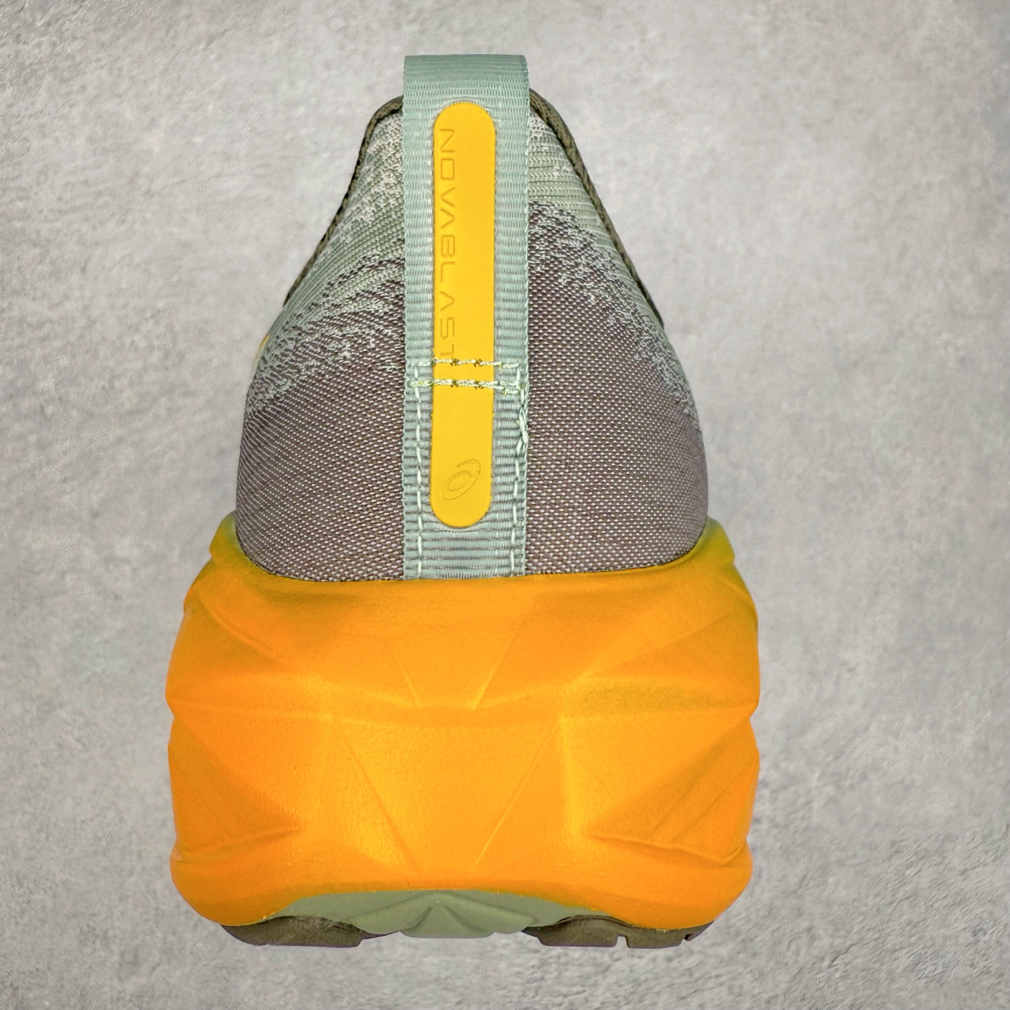 图片[8]-＃特价福利 ASICS NOVABLAST 4 亚瑟士舒适缓震跑鞋 鞋面从NOVABLAST 3的工程网眼升级为一片式轻量编织设计 提升了跑鞋的透气性 并配备结构鞋舌 进一步提升透气性的同时减少鞋舌滑动 从而实现更好的包裹感 后跟结构也是亮点之一 不仅提升了稳定性 还能给跑者提供更强支撑 上脚舒适度非常明显 无论如何跑跳晃动 双脚都被包裹的非常服帖舒适 同时前脚掌有足够空间 中足又很贴合 后跟高度和弧度也都非常舒适 从NOVABLAST 4 采用全新FF BLAST PLUS ECO轻量高能回弹泡棉材料 这是一种超过20%的生物基可再生资源 在带给跑者更舒适体验同时助力减轻环境负担 值得关注的是NOVABLAST 4将成为该系列首款贴有CO2e标签的鞋款 以进一步严格贯彻ASICS亚瑟士的可持续发展理念 大底采用了低密度设计的AHAR LO 更大程度增强鞋款耐磨性 提升使用寿命 外底液采用了全新设计 其灵感来源于植物的斐波那契螺旋叶片图案 独特的几何纹路使新一代鞋款的外观更具标志性 中底和大底设计都是为了让跑者获得更大的能量反馈 更强的回弹性 在跑步过程中轻弹畅跑 看配置就能感受到NOVABLAST 4 的优势 高回弹、高缓震、且耐用的综合长跑训练鞋 尺码：36 37 38 39 39.5 40 40.5 41.5 42 42.5 43.5 44 45-选品中心