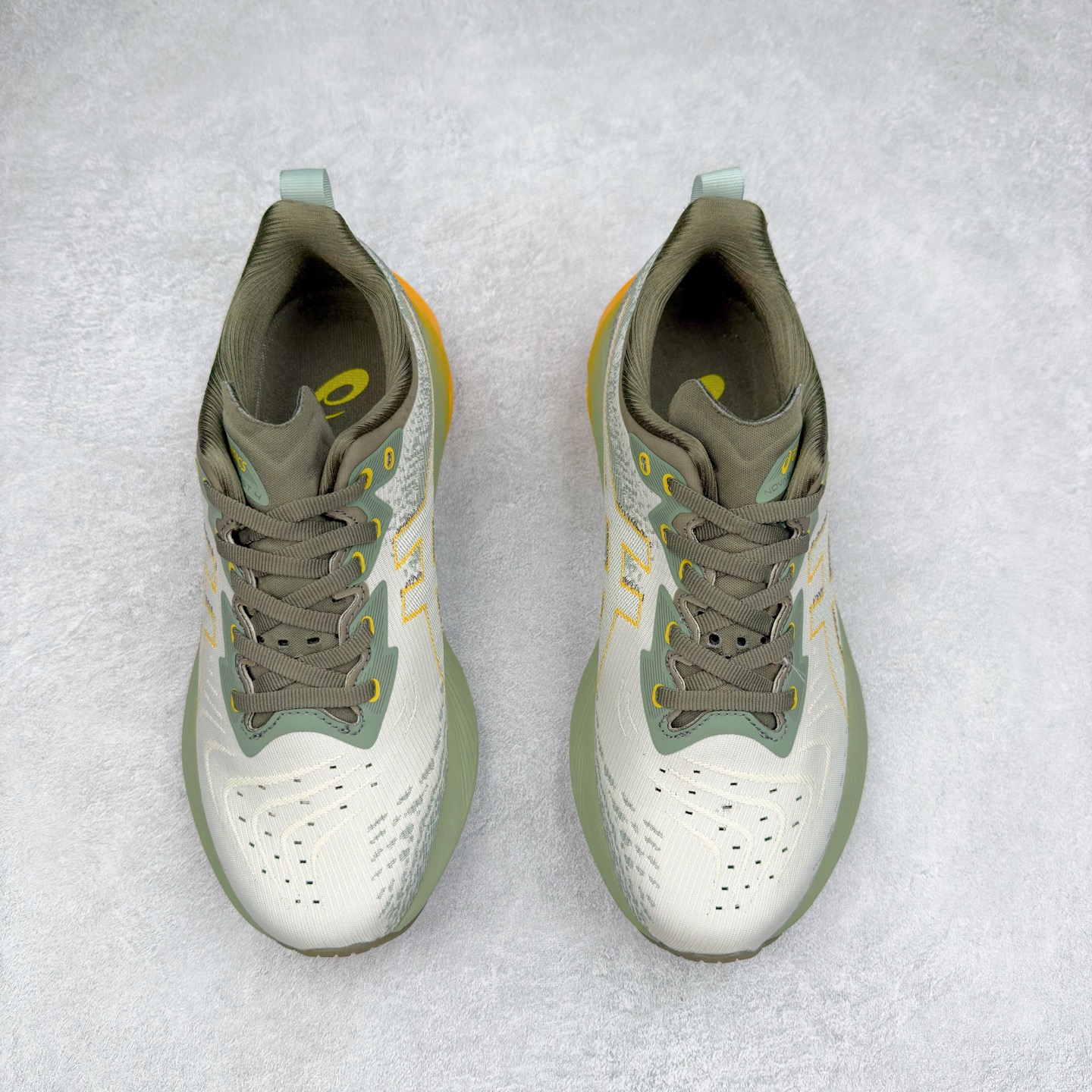 图片[2]-＃特价福利 ASICS NOVABLAST 4 亚瑟士舒适缓震跑鞋 鞋面从NOVABLAST 3的工程网眼升级为一片式轻量编织设计 提升了跑鞋的透气性 并配备结构鞋舌 进一步提升透气性的同时减少鞋舌滑动 从而实现更好的包裹感 后跟结构也是亮点之一 不仅提升了稳定性 还能给跑者提供更强支撑 上脚舒适度非常明显 无论如何跑跳晃动 双脚都被包裹的非常服帖舒适 同时前脚掌有足够空间 中足又很贴合 后跟高度和弧度也都非常舒适 从NOVABLAST 4 采用全新FF BLAST PLUS ECO轻量高能回弹泡棉材料 这是一种超过20%的生物基可再生资源 在带给跑者更舒适体验同时助力减轻环境负担 值得关注的是NOVABLAST 4将成为该系列首款贴有CO2e标签的鞋款 以进一步严格贯彻ASICS亚瑟士的可持续发展理念 大底采用了低密度设计的AHAR LO 更大程度增强鞋款耐磨性 提升使用寿命 外底液采用了全新设计 其灵感来源于植物的斐波那契螺旋叶片图案 独特的几何纹路使新一代鞋款的外观更具标志性 中底和大底设计都是为了让跑者获得更大的能量反馈 更强的回弹性 在跑步过程中轻弹畅跑 看配置就能感受到NOVABLAST 4 的优势 高回弹、高缓震、且耐用的综合长跑训练鞋 尺码：36 37 38 39 39.5 40 40.5 41.5 42 42.5 43.5 44 45-选品中心