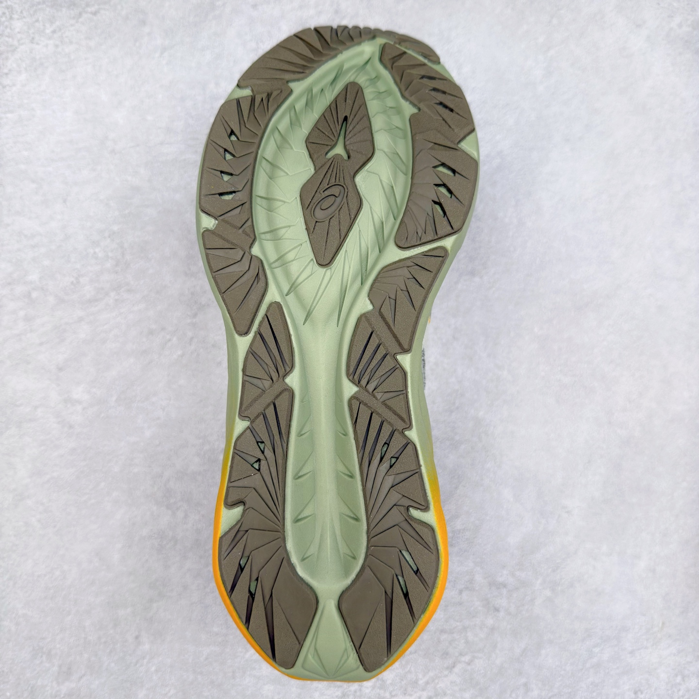 图片[9]-＃特价福利 ASICS NOVABLAST 4 亚瑟士舒适缓震跑鞋 鞋面从NOVABLAST 3的工程网眼升级为一片式轻量编织设计 提升了跑鞋的透气性 并配备结构鞋舌 进一步提升透气性的同时减少鞋舌滑动 从而实现更好的包裹感 后跟结构也是亮点之一 不仅提升了稳定性 还能给跑者提供更强支撑 上脚舒适度非常明显 无论如何跑跳晃动 双脚都被包裹的非常服帖舒适 同时前脚掌有足够空间 中足又很贴合 后跟高度和弧度也都非常舒适 从NOVABLAST 4 采用全新FF BLAST PLUS ECO轻量高能回弹泡棉材料 这是一种超过20%的生物基可再生资源 在带给跑者更舒适体验同时助力减轻环境负担 值得关注的是NOVABLAST 4将成为该系列首款贴有CO2e标签的鞋款 以进一步严格贯彻ASICS亚瑟士的可持续发展理念 大底采用了低密度设计的AHAR LO 更大程度增强鞋款耐磨性 提升使用寿命 外底液采用了全新设计 其灵感来源于植物的斐波那契螺旋叶片图案 独特的几何纹路使新一代鞋款的外观更具标志性 中底和大底设计都是为了让跑者获得更大的能量反馈 更强的回弹性 在跑步过程中轻弹畅跑 看配置就能感受到NOVABLAST 4 的优势 高回弹、高缓震、且耐用的综合长跑训练鞋 尺码：36 37 38 39 39.5 40 40.5 41.5 42 42.5 43.5 44 45-选品中心