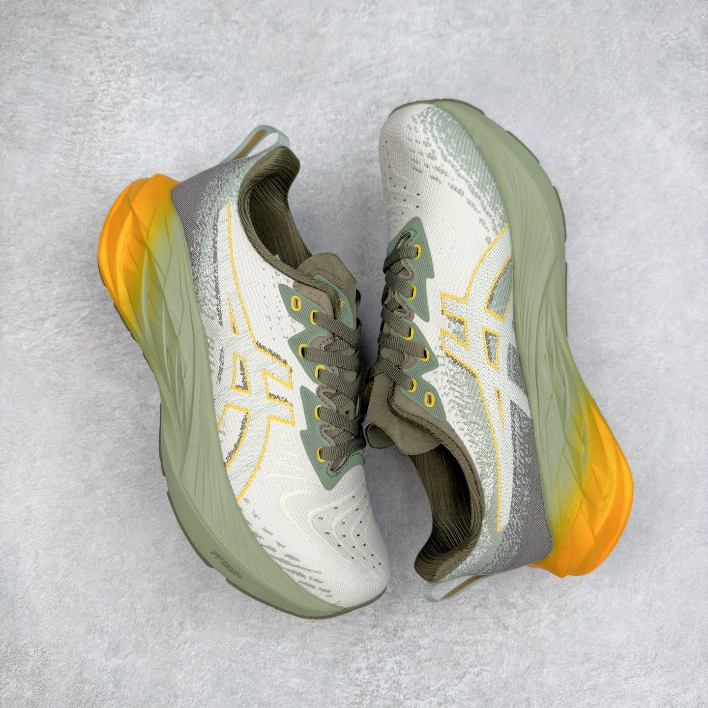 图片[3]-＃特价福利 ASICS NOVABLAST 4 亚瑟士舒适缓震跑鞋 鞋面从NOVABLAST 3的工程网眼升级为一片式轻量编织设计 提升了跑鞋的透气性 并配备结构鞋舌 进一步提升透气性的同时减少鞋舌滑动 从而实现更好的包裹感 后跟结构也是亮点之一 不仅提升了稳定性 还能给跑者提供更强支撑 上脚舒适度非常明显 无论如何跑跳晃动 双脚都被包裹的非常服帖舒适 同时前脚掌有足够空间 中足又很贴合 后跟高度和弧度也都非常舒适 从NOVABLAST 4 采用全新FF BLAST PLUS ECO轻量高能回弹泡棉材料 这是一种超过20%的生物基可再生资源 在带给跑者更舒适体验同时助力减轻环境负担 值得关注的是NOVABLAST 4将成为该系列首款贴有CO2e标签的鞋款 以进一步严格贯彻ASICS亚瑟士的可持续发展理念 大底采用了低密度设计的AHAR LO 更大程度增强鞋款耐磨性 提升使用寿命 外底液采用了全新设计 其灵感来源于植物的斐波那契螺旋叶片图案 独特的几何纹路使新一代鞋款的外观更具标志性 中底和大底设计都是为了让跑者获得更大的能量反馈 更强的回弹性 在跑步过程中轻弹畅跑 看配置就能感受到NOVABLAST 4 的优势 高回弹、高缓震、且耐用的综合长跑训练鞋 尺码：36 37 38 39 39.5 40 40.5 41.5 42 42.5 43.5 44 45-选品中心