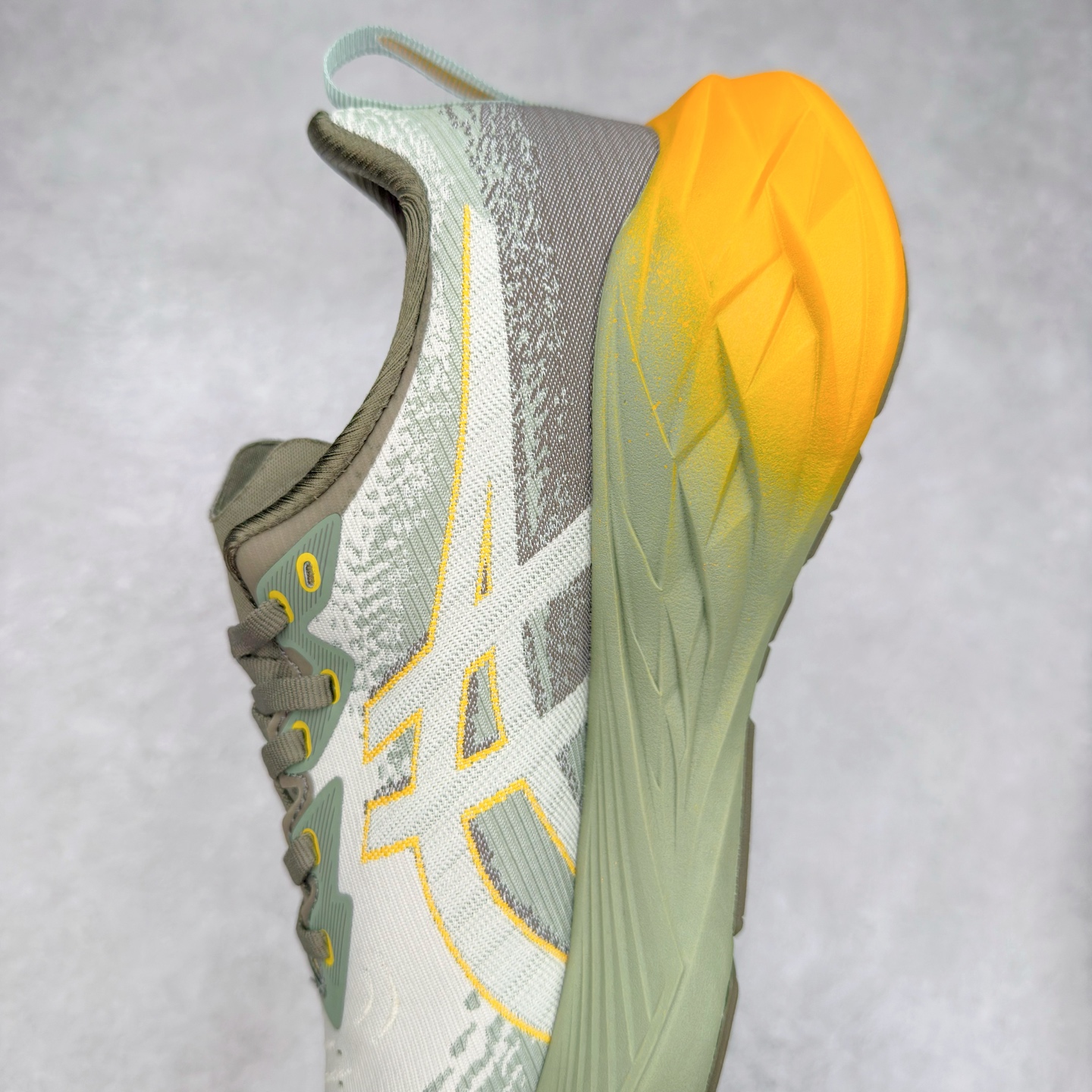 图片[7]-＃特价福利 ASICS NOVABLAST 4 亚瑟士舒适缓震跑鞋 鞋面从NOVABLAST 3的工程网眼升级为一片式轻量编织设计 提升了跑鞋的透气性 并配备结构鞋舌 进一步提升透气性的同时减少鞋舌滑动 从而实现更好的包裹感 后跟结构也是亮点之一 不仅提升了稳定性 还能给跑者提供更强支撑 上脚舒适度非常明显 无论如何跑跳晃动 双脚都被包裹的非常服帖舒适 同时前脚掌有足够空间 中足又很贴合 后跟高度和弧度也都非常舒适 从NOVABLAST 4 采用全新FF BLAST PLUS ECO轻量高能回弹泡棉材料 这是一种超过20%的生物基可再生资源 在带给跑者更舒适体验同时助力减轻环境负担 值得关注的是NOVABLAST 4将成为该系列首款贴有CO2e标签的鞋款 以进一步严格贯彻ASICS亚瑟士的可持续发展理念 大底采用了低密度设计的AHAR LO 更大程度增强鞋款耐磨性 提升使用寿命 外底液采用了全新设计 其灵感来源于植物的斐波那契螺旋叶片图案 独特的几何纹路使新一代鞋款的外观更具标志性 中底和大底设计都是为了让跑者获得更大的能量反馈 更强的回弹性 在跑步过程中轻弹畅跑 看配置就能感受到NOVABLAST 4 的优势 高回弹、高缓震、且耐用的综合长跑训练鞋 尺码：36 37 38 39 39.5 40 40.5 41.5 42 42.5 43.5 44 45-选品中心