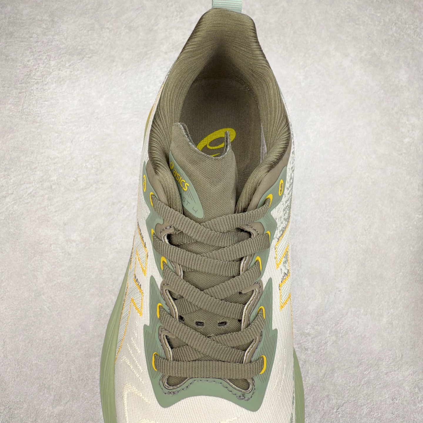 图片[5]-＃特价福利 ASICS NOVABLAST 4 亚瑟士舒适缓震跑鞋 鞋面从NOVABLAST 3的工程网眼升级为一片式轻量编织设计 提升了跑鞋的透气性 并配备结构鞋舌 进一步提升透气性的同时减少鞋舌滑动 从而实现更好的包裹感 后跟结构也是亮点之一 不仅提升了稳定性 还能给跑者提供更强支撑 上脚舒适度非常明显 无论如何跑跳晃动 双脚都被包裹的非常服帖舒适 同时前脚掌有足够空间 中足又很贴合 后跟高度和弧度也都非常舒适 从NOVABLAST 4 采用全新FF BLAST PLUS ECO轻量高能回弹泡棉材料 这是一种超过20%的生物基可再生资源 在带给跑者更舒适体验同时助力减轻环境负担 值得关注的是NOVABLAST 4将成为该系列首款贴有CO2e标签的鞋款 以进一步严格贯彻ASICS亚瑟士的可持续发展理念 大底采用了低密度设计的AHAR LO 更大程度增强鞋款耐磨性 提升使用寿命 外底液采用了全新设计 其灵感来源于植物的斐波那契螺旋叶片图案 独特的几何纹路使新一代鞋款的外观更具标志性 中底和大底设计都是为了让跑者获得更大的能量反馈 更强的回弹性 在跑步过程中轻弹畅跑 看配置就能感受到NOVABLAST 4 的优势 高回弹、高缓震、且耐用的综合长跑训练鞋 尺码：36 37 38 39 39.5 40 40.5 41.5 42 42.5 43.5 44 45-选品中心