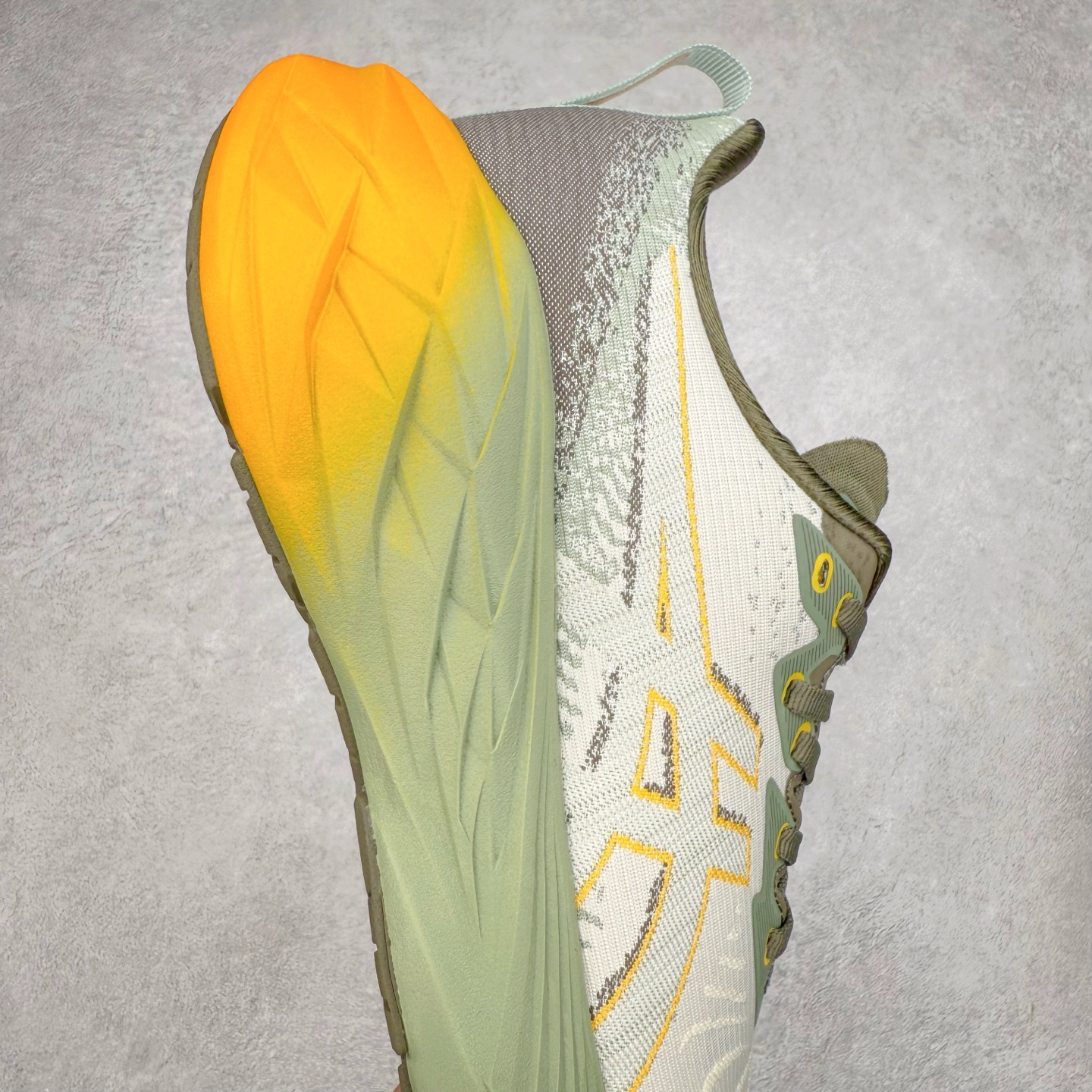 图片[6]-＃特价福利 ASICS NOVABLAST 4 亚瑟士舒适缓震跑鞋 鞋面从NOVABLAST 3的工程网眼升级为一片式轻量编织设计 提升了跑鞋的透气性 并配备结构鞋舌 进一步提升透气性的同时减少鞋舌滑动 从而实现更好的包裹感 后跟结构也是亮点之一 不仅提升了稳定性 还能给跑者提供更强支撑 上脚舒适度非常明显 无论如何跑跳晃动 双脚都被包裹的非常服帖舒适 同时前脚掌有足够空间 中足又很贴合 后跟高度和弧度也都非常舒适 从NOVABLAST 4 采用全新FF BLAST PLUS ECO轻量高能回弹泡棉材料 这是一种超过20%的生物基可再生资源 在带给跑者更舒适体验同时助力减轻环境负担 值得关注的是NOVABLAST 4将成为该系列首款贴有CO2e标签的鞋款 以进一步严格贯彻ASICS亚瑟士的可持续发展理念 大底采用了低密度设计的AHAR LO 更大程度增强鞋款耐磨性 提升使用寿命 外底液采用了全新设计 其灵感来源于植物的斐波那契螺旋叶片图案 独特的几何纹路使新一代鞋款的外观更具标志性 中底和大底设计都是为了让跑者获得更大的能量反馈 更强的回弹性 在跑步过程中轻弹畅跑 看配置就能感受到NOVABLAST 4 的优势 高回弹、高缓震、且耐用的综合长跑训练鞋 尺码：36 37 38 39 39.5 40 40.5 41.5 42 42.5 43.5 44 45-选品中心