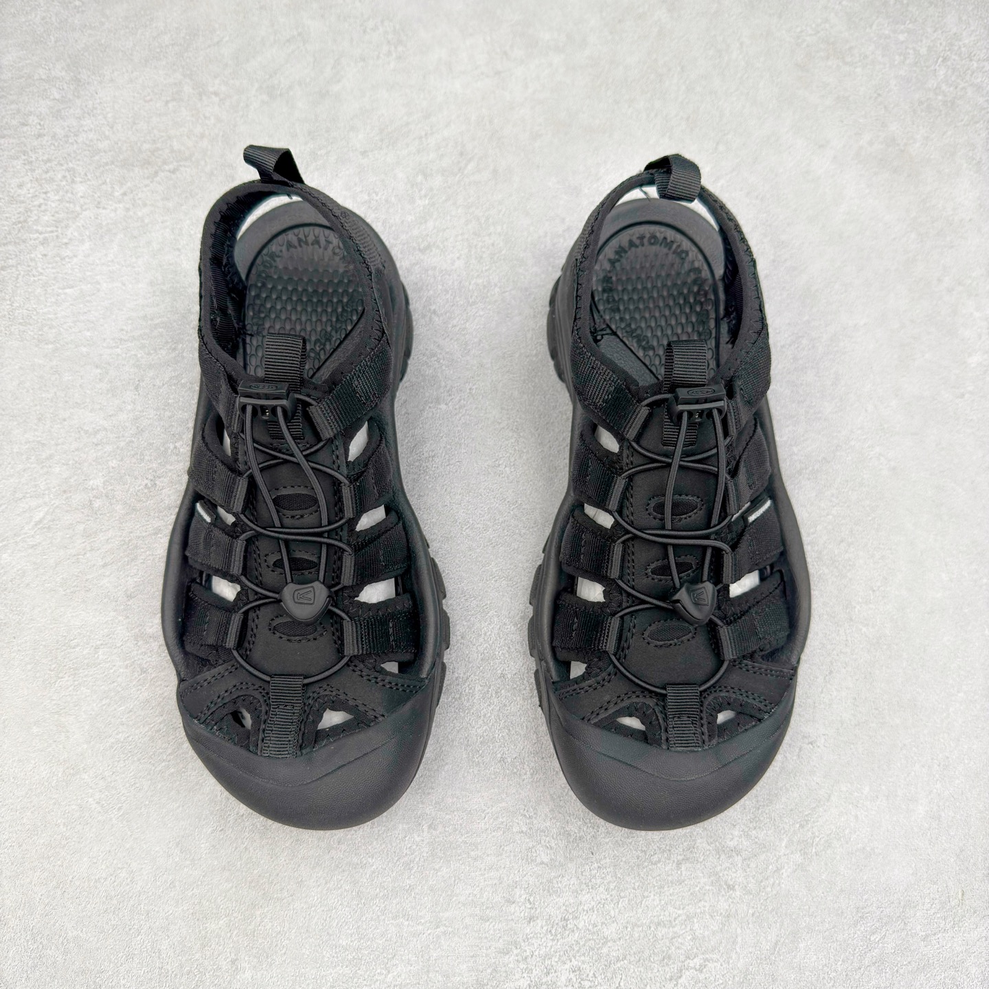 图片[2]-人气户外休闲鞋品牌-科恩Keen Uneek Flat-M 平底编织弹力穿搭溯溪涉水休闲户外凉鞋 #外贸订单出口品质#采用进口机台编制两根尼龙绳组成鞋面(快干衬里原料!!)#原装轻量级EVA中底缓震材质组合防滑橡胶外底部 夏季潮鞋,文青界的凉鞋至尊 都市机能户外品牌 KEEN 向来积极为其旗下大热鞋款 UNEEK 推出联名款，后跟为全封闭设计，快干衬里，HIGH-TRACTION橡胶外底，及轻量级EVA中底，达到轻量缓震的同时减轻重量。尺码：35 36 37 38 40 41 42 43 44 45-选品中心