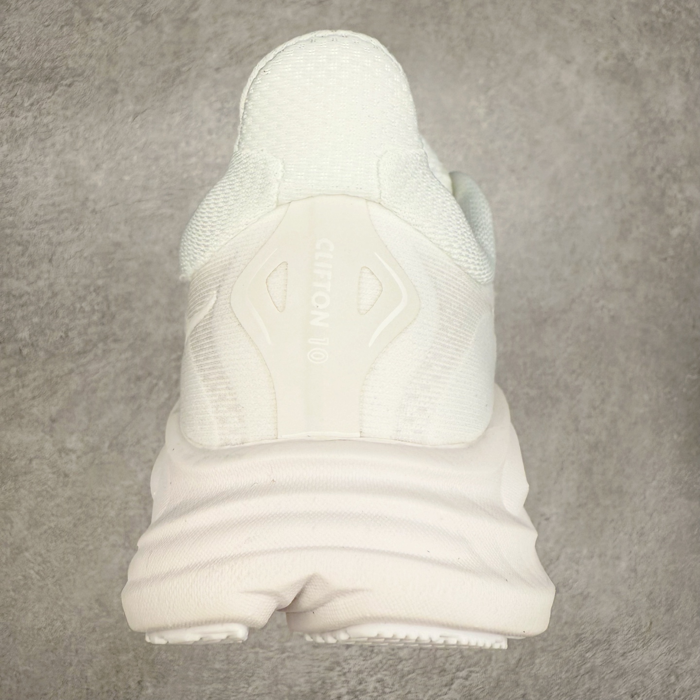 图片[8]-HOKA ONE ONE Clifton 克里夫顿10代专业性能减震公路跑步鞋 轻盈透气的针织网面和纱线的使用让鞋面更挺拔 增强鞋面的强度和支撑性能 搭配柔软的鞋舌 让双脚在舒适包裹中跑的更加畅快 全新泡棉中底 柔软的同时增强回弹性能 为不同跑者提供更平稳流畅的脚感 带来全面的缓冲保护 根据人体工程学设计的延长拉襟 后跟处弹软的海绵填充舒适固定 避免掉跟和摩擦 相比上一代光滑的内衬 Clifton 的内衬增强了摩擦力 避免双脚在鞋内滑动 尺码：36 36.5 37.5 38 38.5 39 40 40.5 41 42 42.5 43 44 44.5 45-选品中心