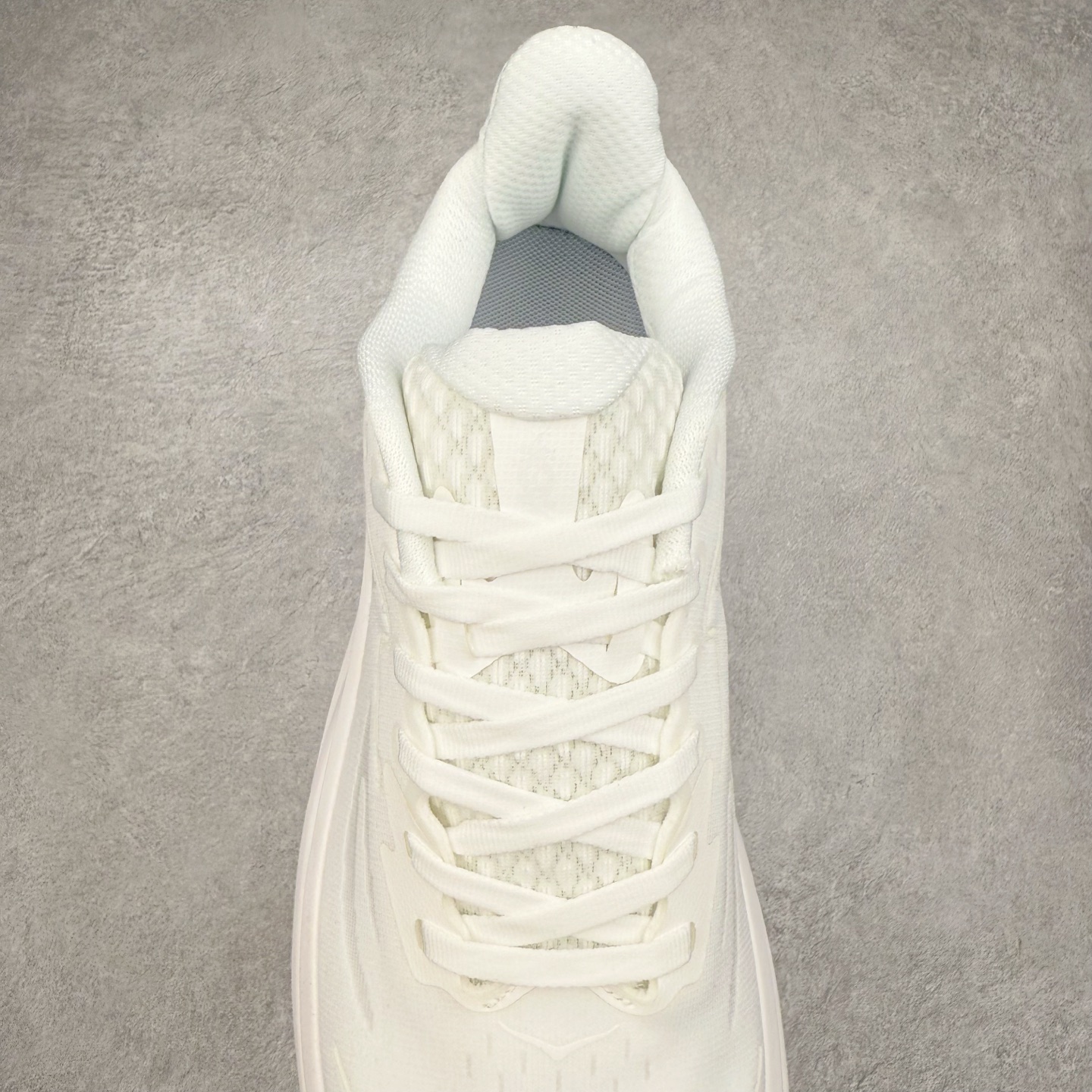 图片[5]-HOKA ONE ONE Clifton 克里夫顿10代专业性能减震公路跑步鞋 轻盈透气的针织网面和纱线的使用让鞋面更挺拔 增强鞋面的强度和支撑性能 搭配柔软的鞋舌 让双脚在舒适包裹中跑的更加畅快 全新泡棉中底 柔软的同时增强回弹性能 为不同跑者提供更平稳流畅的脚感 带来全面的缓冲保护 根据人体工程学设计的延长拉襟 后跟处弹软的海绵填充舒适固定 避免掉跟和摩擦 相比上一代光滑的内衬 Clifton 的内衬增强了摩擦力 避免双脚在鞋内滑动 尺码：36 36.5 37.5 38 38.5 39 40 40.5 41 42 42.5 43 44 44.5 45-选品中心