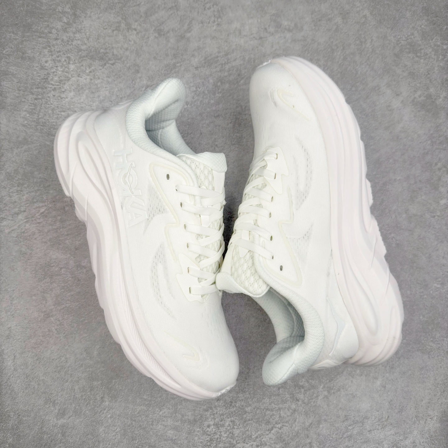 图片[3]-HOKA ONE ONE Clifton 克里夫顿10代专业性能减震公路跑步鞋 轻盈透气的针织网面和纱线的使用让鞋面更挺拔 增强鞋面的强度和支撑性能 搭配柔软的鞋舌 让双脚在舒适包裹中跑的更加畅快 全新泡棉中底 柔软的同时增强回弹性能 为不同跑者提供更平稳流畅的脚感 带来全面的缓冲保护 根据人体工程学设计的延长拉襟 后跟处弹软的海绵填充舒适固定 避免掉跟和摩擦 相比上一代光滑的内衬 Clifton 的内衬增强了摩擦力 避免双脚在鞋内滑动 尺码：36 36.5 37.5 38 38.5 39 40 40.5 41 42 42.5 43 44 44.5 45-选品中心