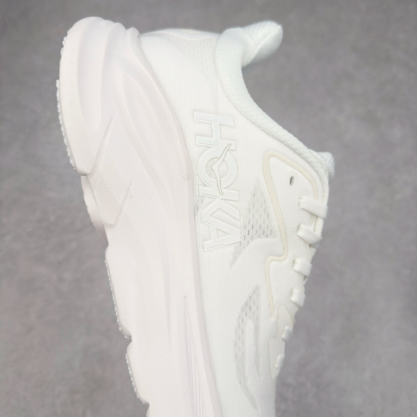 图片[6]-HOKA ONE ONE Clifton 克里夫顿10代专业性能减震公路跑步鞋 轻盈透气的针织网面和纱线的使用让鞋面更挺拔 增强鞋面的强度和支撑性能 搭配柔软的鞋舌 让双脚在舒适包裹中跑的更加畅快 全新泡棉中底 柔软的同时增强回弹性能 为不同跑者提供更平稳流畅的脚感 带来全面的缓冲保护 根据人体工程学设计的延长拉襟 后跟处弹软的海绵填充舒适固定 避免掉跟和摩擦 相比上一代光滑的内衬 Clifton 的内衬增强了摩擦力 避免双脚在鞋内滑动 尺码：36 36.5 37.5 38 38.5 39 40 40.5 41 42 42.5 43 44 44.5 45-选品中心