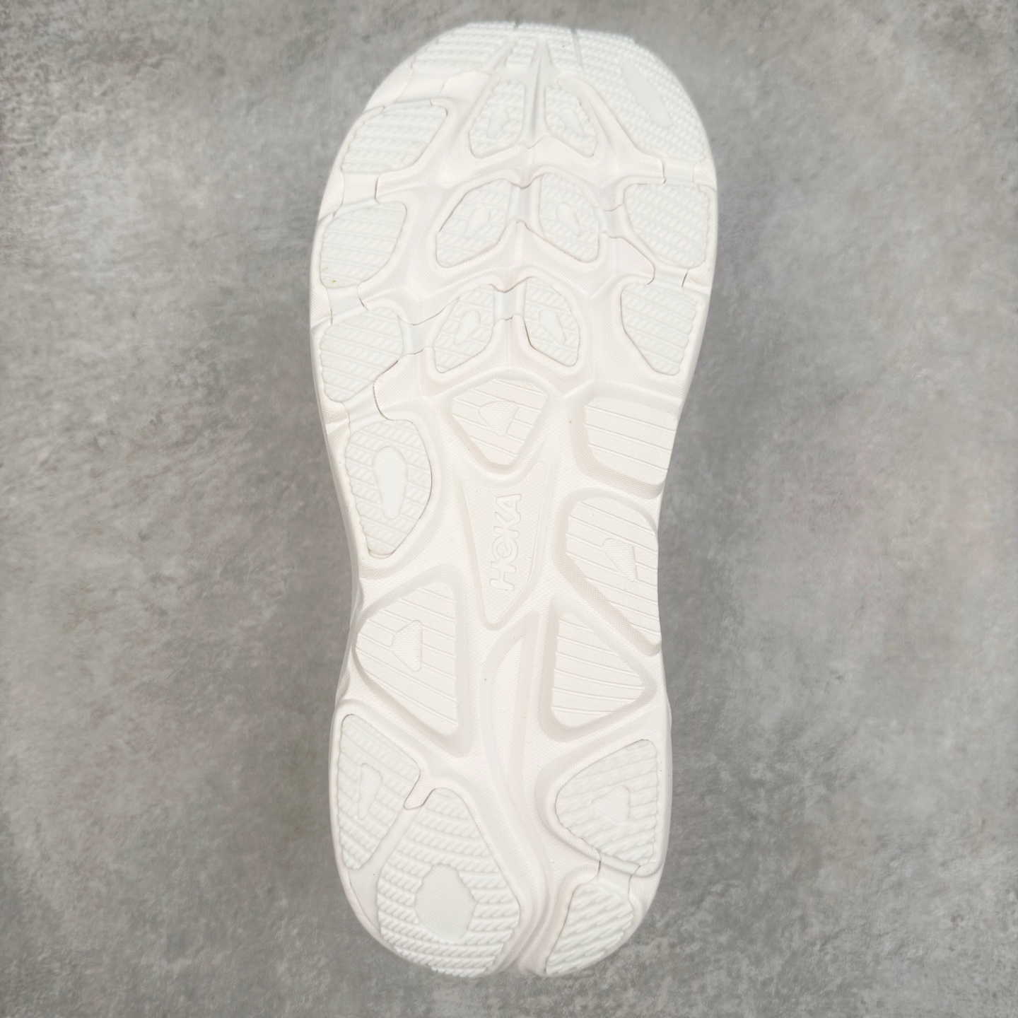 图片[9]-HOKA ONE ONE Clifton 克里夫顿10代专业性能减震公路跑步鞋 轻盈透气的针织网面和纱线的使用让鞋面更挺拔 增强鞋面的强度和支撑性能 搭配柔软的鞋舌 让双脚在舒适包裹中跑的更加畅快 全新泡棉中底 柔软的同时增强回弹性能 为不同跑者提供更平稳流畅的脚感 带来全面的缓冲保护 根据人体工程学设计的延长拉襟 后跟处弹软的海绵填充舒适固定 避免掉跟和摩擦 相比上一代光滑的内衬 Clifton 的内衬增强了摩擦力 避免双脚在鞋内滑动 尺码：36 36.5 37.5 38 38.5 39 40 40.5 41 42 42.5 43 44 44.5 45-选品中心