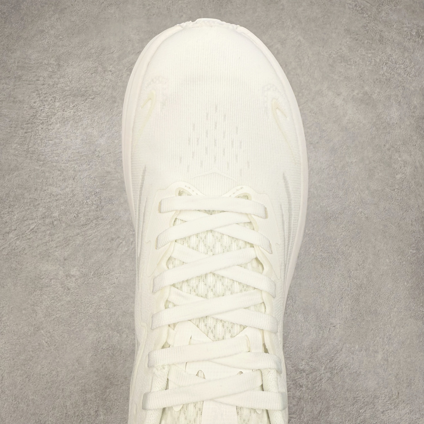 图片[4]-HOKA ONE ONE Clifton 克里夫顿10代专业性能减震公路跑步鞋 轻盈透气的针织网面和纱线的使用让鞋面更挺拔 增强鞋面的强度和支撑性能 搭配柔软的鞋舌 让双脚在舒适包裹中跑的更加畅快 全新泡棉中底 柔软的同时增强回弹性能 为不同跑者提供更平稳流畅的脚感 带来全面的缓冲保护 根据人体工程学设计的延长拉襟 后跟处弹软的海绵填充舒适固定 避免掉跟和摩擦 相比上一代光滑的内衬 Clifton 的内衬增强了摩擦力 避免双脚在鞋内滑动 尺码：36 36.5 37.5 38 38.5 39 40 40.5 41 42 42.5 43 44 44.5 45-选品中心