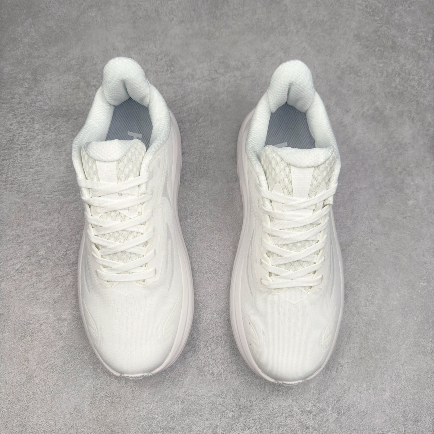 图片[2]-HOKA ONE ONE Clifton 克里夫顿10代专业性能减震公路跑步鞋 轻盈透气的针织网面和纱线的使用让鞋面更挺拔 增强鞋面的强度和支撑性能 搭配柔软的鞋舌 让双脚在舒适包裹中跑的更加畅快 全新泡棉中底 柔软的同时增强回弹性能 为不同跑者提供更平稳流畅的脚感 带来全面的缓冲保护 根据人体工程学设计的延长拉襟 后跟处弹软的海绵填充舒适固定 避免掉跟和摩擦 相比上一代光滑的内衬 Clifton 的内衬增强了摩擦力 避免双脚在鞋内滑动 尺码：36 36.5 37.5 38 38.5 39 40 40.5 41 42 42.5 43 44 44.5 45-选品中心