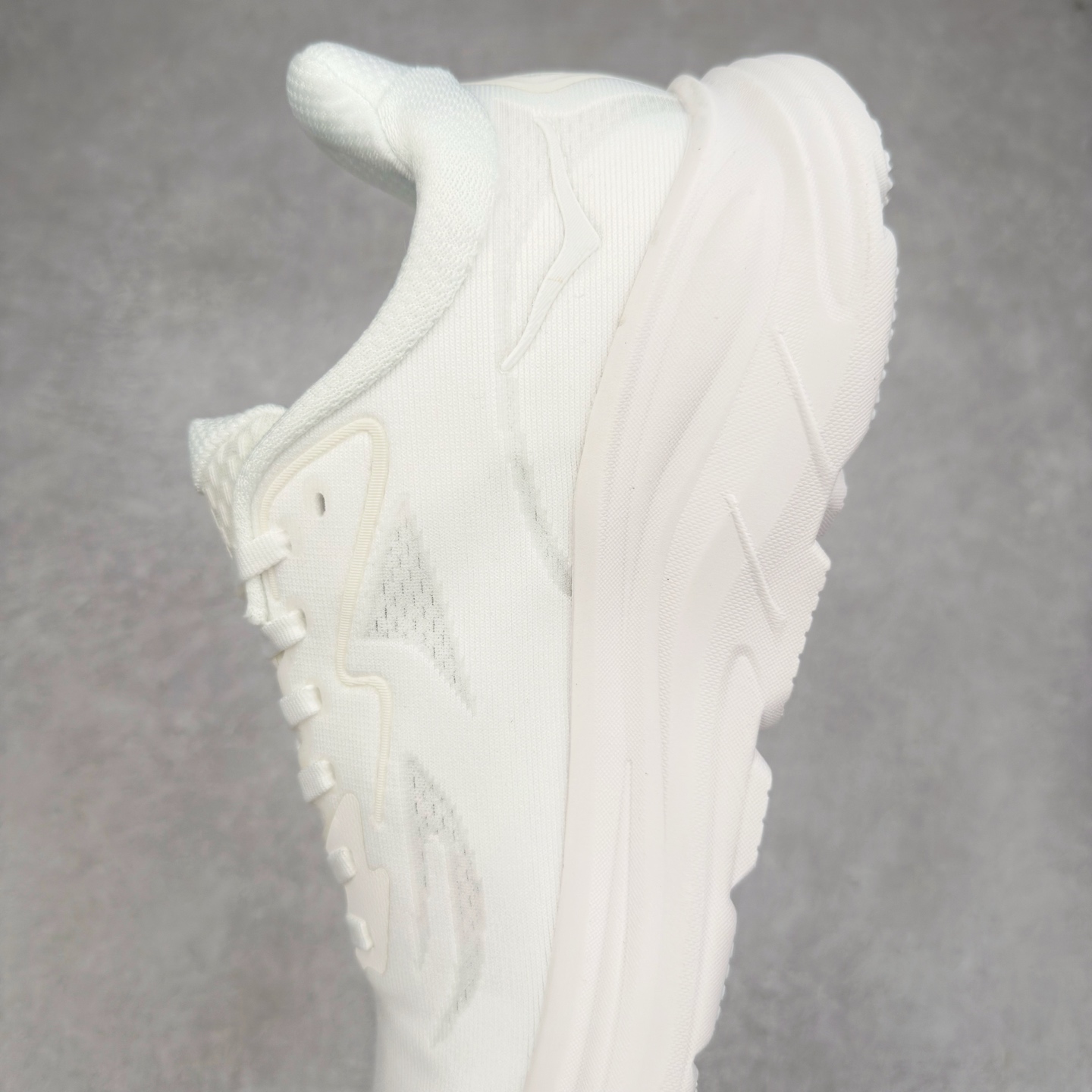 图片[7]-HOKA ONE ONE Clifton 克里夫顿10代专业性能减震公路跑步鞋 轻盈透气的针织网面和纱线的使用让鞋面更挺拔 增强鞋面的强度和支撑性能 搭配柔软的鞋舌 让双脚在舒适包裹中跑的更加畅快 全新泡棉中底 柔软的同时增强回弹性能 为不同跑者提供更平稳流畅的脚感 带来全面的缓冲保护 根据人体工程学设计的延长拉襟 后跟处弹软的海绵填充舒适固定 避免掉跟和摩擦 相比上一代光滑的内衬 Clifton 的内衬增强了摩擦力 避免双脚在鞋内滑动 尺码：36 36.5 37.5 38 38.5 39 40 40.5 41 42 42.5 43 44 44.5 45-选品中心