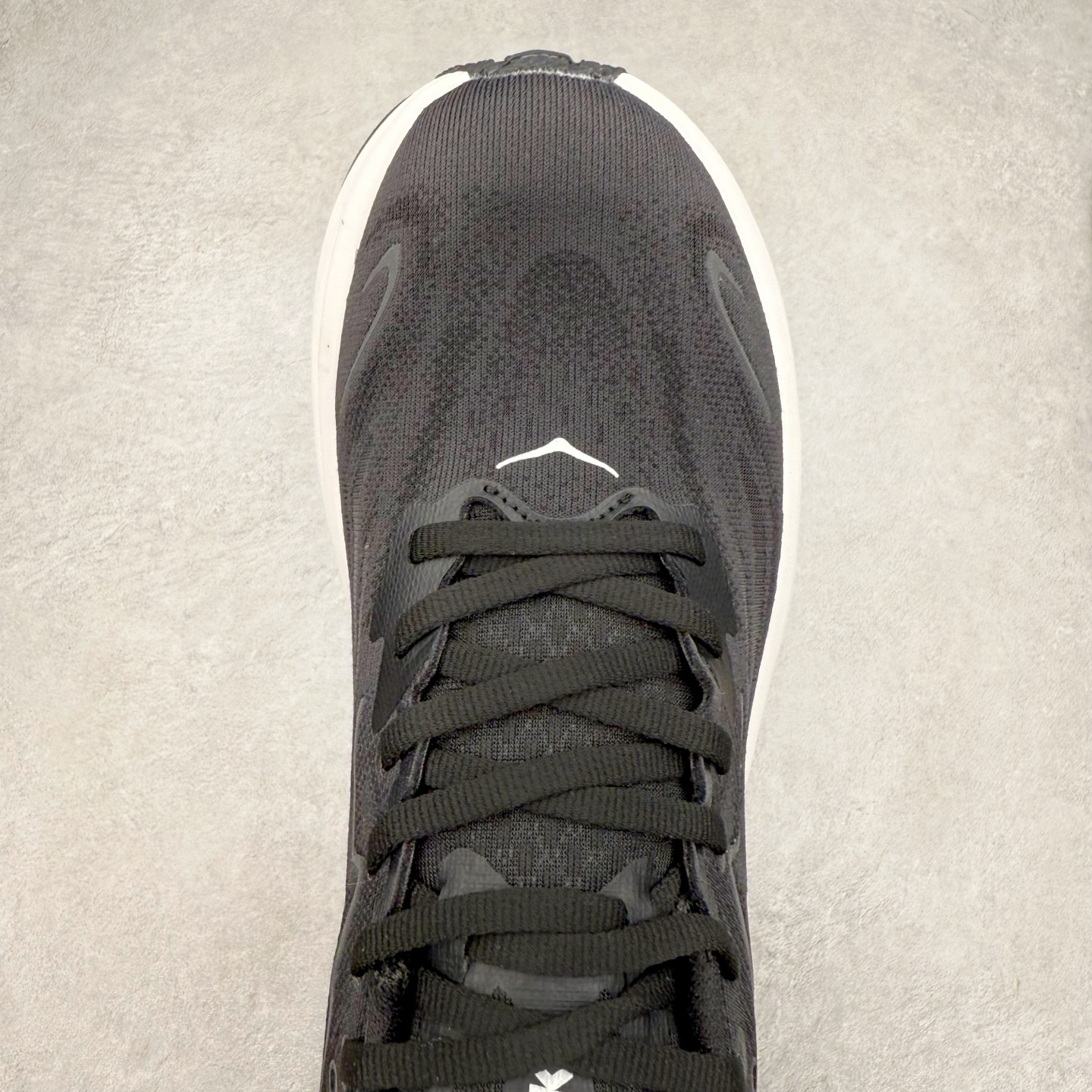 图片[4]-HOKA ONE ONE Clifton 克里夫顿10代专业性能减震公路跑步鞋 轻盈透气的针织网面和纱线的使用让鞋面更挺拔 增强鞋面的强度和支撑性能 搭配柔软的鞋舌 让双脚在舒适包裹中跑的更加畅快 全新泡棉中底 柔软的同时增强回弹性能 为不同跑者提供更平稳流畅的脚感 带来全面的缓冲保护 根据人体工程学设计的延长拉襟 后跟处弹软的海绵填充舒适固定 避免掉跟和摩擦 相比上一代光滑的内衬 Clifton 的内衬增强了摩擦力 避免双脚在鞋内滑动 尺码：36 36.5 37.5 38 38.5 39 40 40.5 41 42 42.5 43 44 44.5 45-选品中心