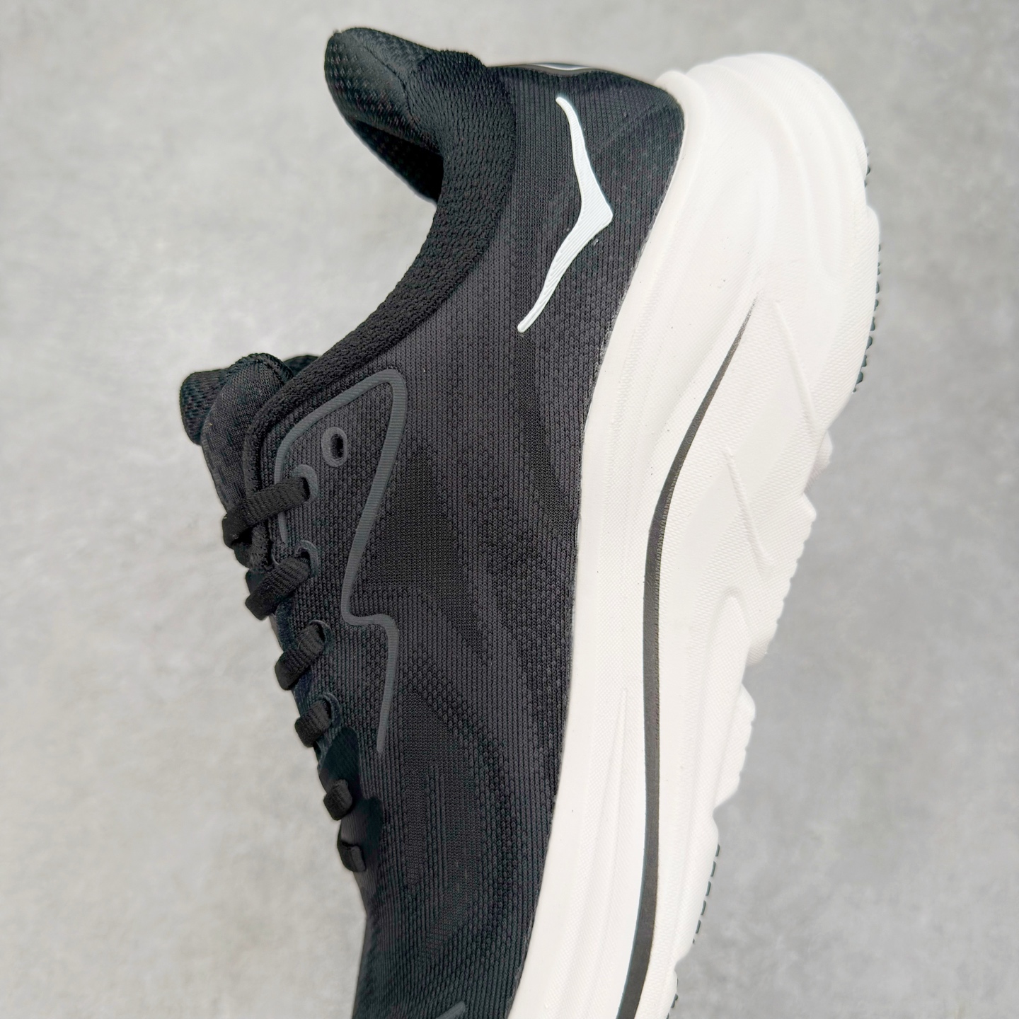 图片[7]-HOKA ONE ONE Clifton 克里夫顿10代专业性能减震公路跑步鞋 轻盈透气的针织网面和纱线的使用让鞋面更挺拔 增强鞋面的强度和支撑性能 搭配柔软的鞋舌 让双脚在舒适包裹中跑的更加畅快 全新泡棉中底 柔软的同时增强回弹性能 为不同跑者提供更平稳流畅的脚感 带来全面的缓冲保护 根据人体工程学设计的延长拉襟 后跟处弹软的海绵填充舒适固定 避免掉跟和摩擦 相比上一代光滑的内衬 Clifton 的内衬增强了摩擦力 避免双脚在鞋内滑动 尺码：36 36.5 37.5 38 38.5 39 40 40.5 41 42 42.5 43 44 44.5 45-选品中心