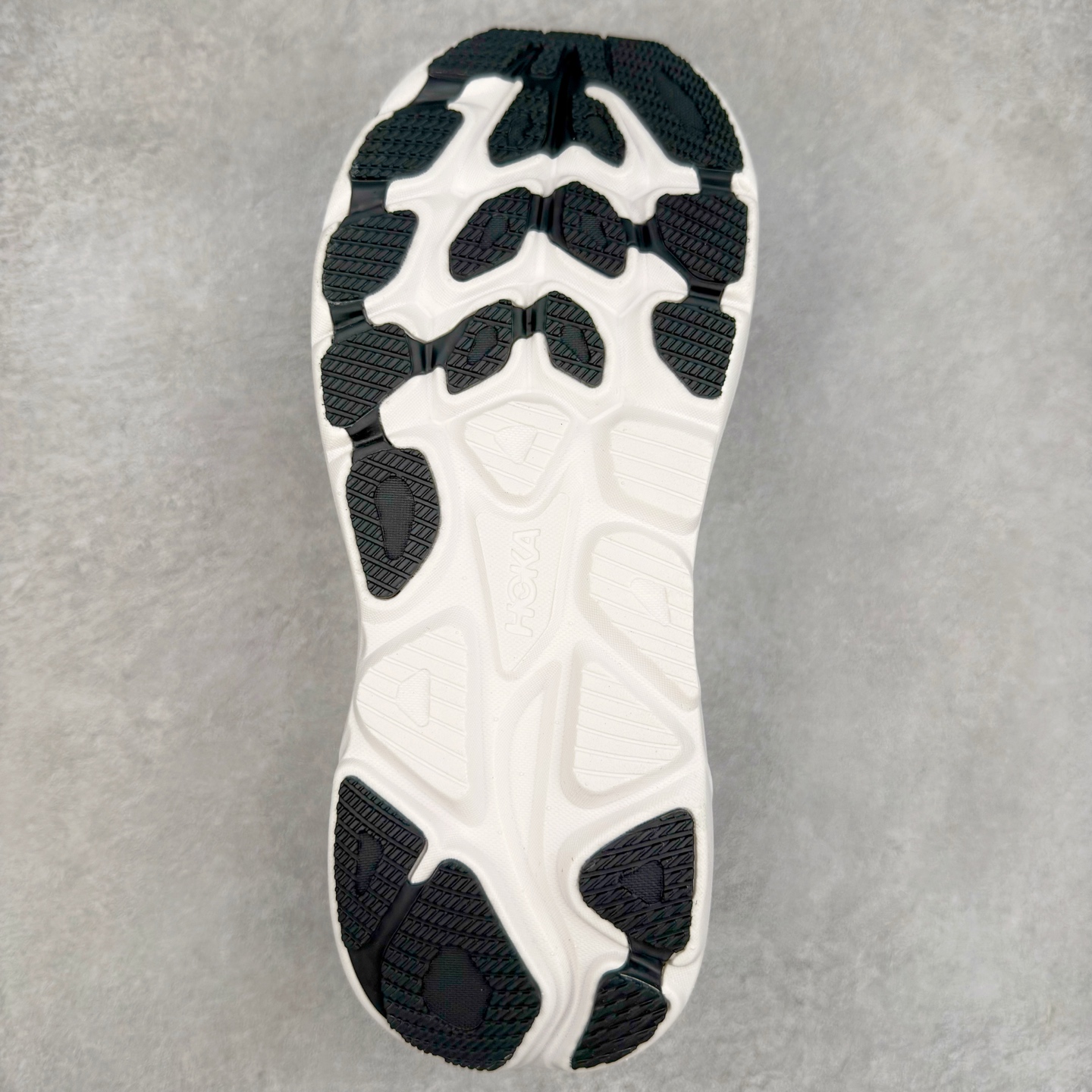 图片[9]-HOKA ONE ONE Clifton 克里夫顿10代专业性能减震公路跑步鞋 轻盈透气的针织网面和纱线的使用让鞋面更挺拔 增强鞋面的强度和支撑性能 搭配柔软的鞋舌 让双脚在舒适包裹中跑的更加畅快 全新泡棉中底 柔软的同时增强回弹性能 为不同跑者提供更平稳流畅的脚感 带来全面的缓冲保护 根据人体工程学设计的延长拉襟 后跟处弹软的海绵填充舒适固定 避免掉跟和摩擦 相比上一代光滑的内衬 Clifton 的内衬增强了摩擦力 避免双脚在鞋内滑动 尺码：36 36.5 37.5 38 38.5 39 40 40.5 41 42 42.5 43 44 44.5 45-选品中心