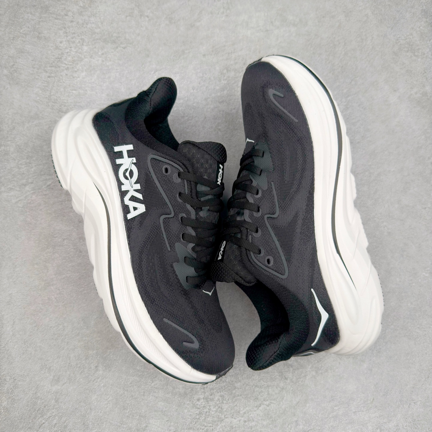 图片[3]-HOKA ONE ONE Clifton 克里夫顿10代专业性能减震公路跑步鞋 轻盈透气的针织网面和纱线的使用让鞋面更挺拔 增强鞋面的强度和支撑性能 搭配柔软的鞋舌 让双脚在舒适包裹中跑的更加畅快 全新泡棉中底 柔软的同时增强回弹性能 为不同跑者提供更平稳流畅的脚感 带来全面的缓冲保护 根据人体工程学设计的延长拉襟 后跟处弹软的海绵填充舒适固定 避免掉跟和摩擦 相比上一代光滑的内衬 Clifton 的内衬增强了摩擦力 避免双脚在鞋内滑动 尺码：36 36.5 37.5 38 38.5 39 40 40.5 41 42 42.5 43 44 44.5 45-选品中心