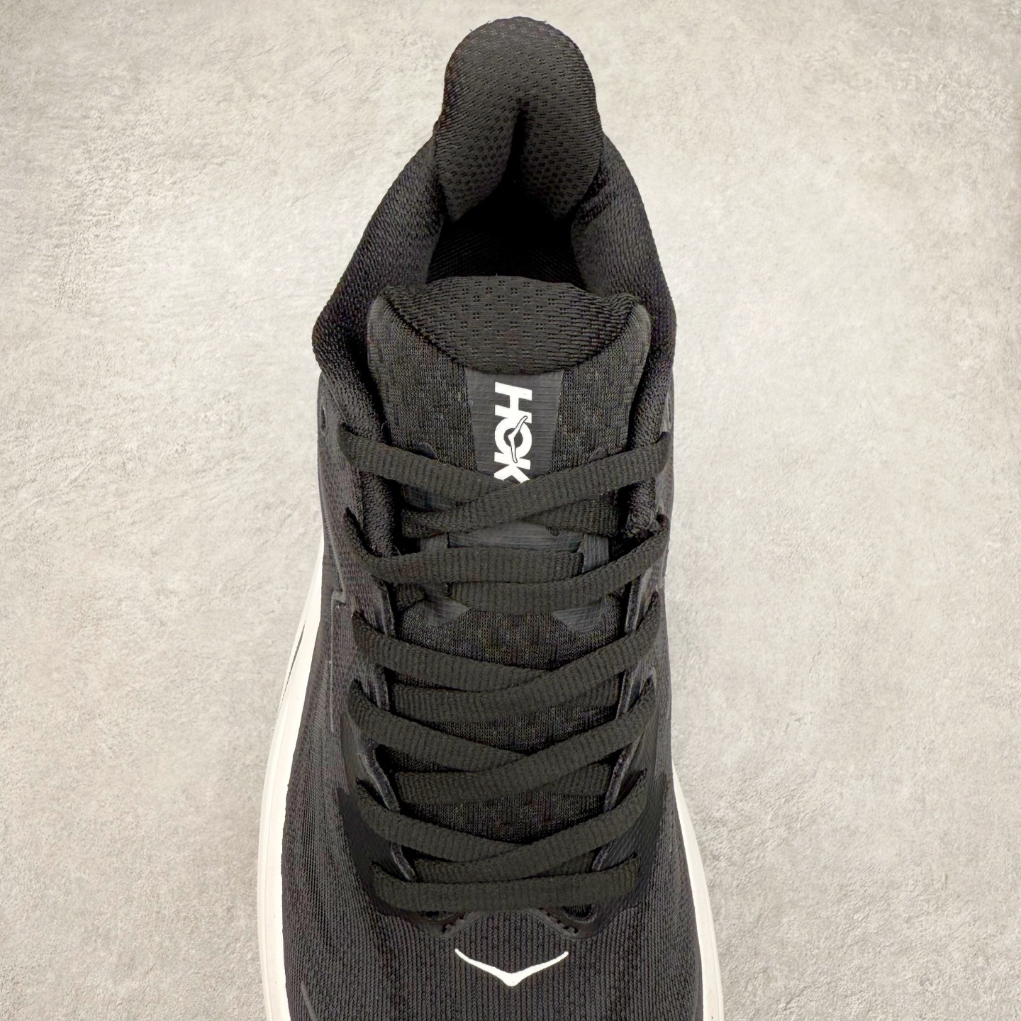 图片[5]-HOKA ONE ONE Clifton 克里夫顿10代专业性能减震公路跑步鞋 轻盈透气的针织网面和纱线的使用让鞋面更挺拔 增强鞋面的强度和支撑性能 搭配柔软的鞋舌 让双脚在舒适包裹中跑的更加畅快 全新泡棉中底 柔软的同时增强回弹性能 为不同跑者提供更平稳流畅的脚感 带来全面的缓冲保护 根据人体工程学设计的延长拉襟 后跟处弹软的海绵填充舒适固定 避免掉跟和摩擦 相比上一代光滑的内衬 Clifton 的内衬增强了摩擦力 避免双脚在鞋内滑动 尺码：36 36.5 37.5 38 38.5 39 40 40.5 41 42 42.5 43 44 44.5 45-选品中心