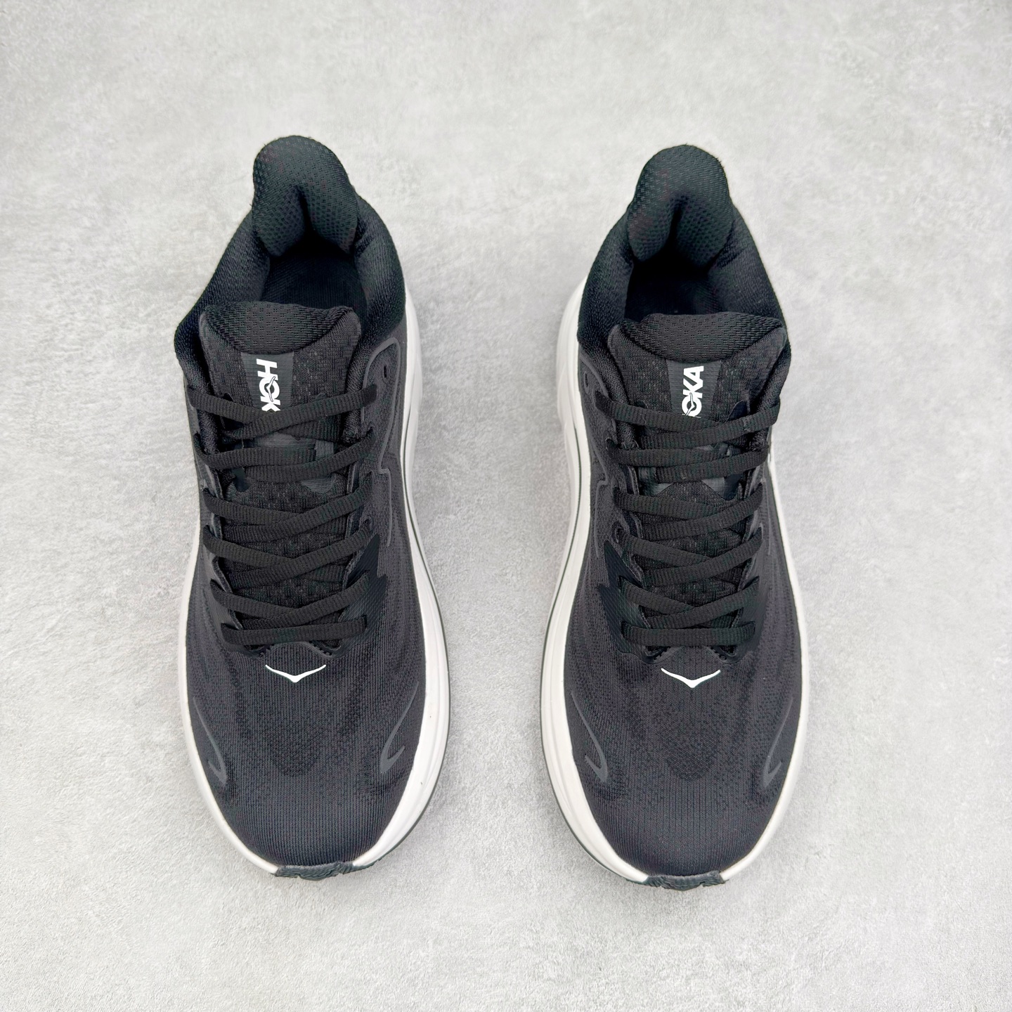 图片[2]-HOKA ONE ONE Clifton 克里夫顿10代专业性能减震公路跑步鞋 轻盈透气的针织网面和纱线的使用让鞋面更挺拔 增强鞋面的强度和支撑性能 搭配柔软的鞋舌 让双脚在舒适包裹中跑的更加畅快 全新泡棉中底 柔软的同时增强回弹性能 为不同跑者提供更平稳流畅的脚感 带来全面的缓冲保护 根据人体工程学设计的延长拉襟 后跟处弹软的海绵填充舒适固定 避免掉跟和摩擦 相比上一代光滑的内衬 Clifton 的内衬增强了摩擦力 避免双脚在鞋内滑动 尺码：36 36.5 37.5 38 38.5 39 40 40.5 41 42 42.5 43 44 44.5 45-选品中心