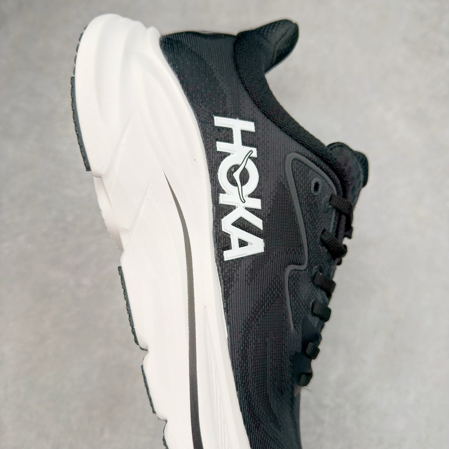 图片[6]-HOKA ONE ONE Clifton 克里夫顿10代专业性能减震公路跑步鞋 轻盈透气的针织网面和纱线的使用让鞋面更挺拔 增强鞋面的强度和支撑性能 搭配柔软的鞋舌 让双脚在舒适包裹中跑的更加畅快 全新泡棉中底 柔软的同时增强回弹性能 为不同跑者提供更平稳流畅的脚感 带来全面的缓冲保护 根据人体工程学设计的延长拉襟 后跟处弹软的海绵填充舒适固定 避免掉跟和摩擦 相比上一代光滑的内衬 Clifton 的内衬增强了摩擦力 避免双脚在鞋内滑动 尺码：36 36.5 37.5 38 38.5 39 40 40.5 41 42 42.5 43 44 44.5 45-选品中心