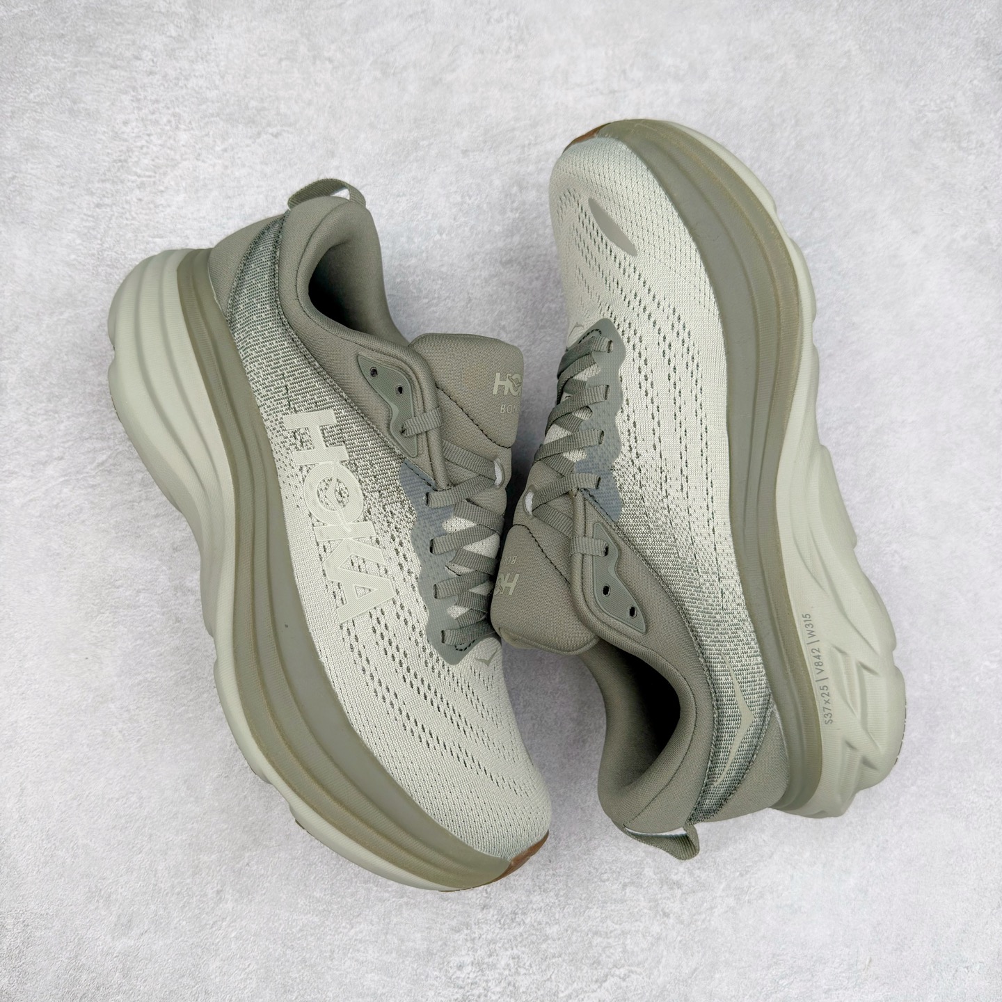 图片[3]-＃HK纯原 HOKA ONE ONE Bondi 8 邦代八代缓震网面耐磨低帮跑步鞋 原始的 Bondi 缓震和线条在这里 提供该特许经营权众所周知的柔软、平衡的乘坐体验 Bondi 使用加长的摇杆微调几何形状 以获得更大的加速度 同时由于采用碳纤维板 还可以提供更平稳的脚趾离地 尺码：36 36.5 37.5 38 38.5 39 40 40.5 41 42 42.5 43 44 44.5 45-选品中心