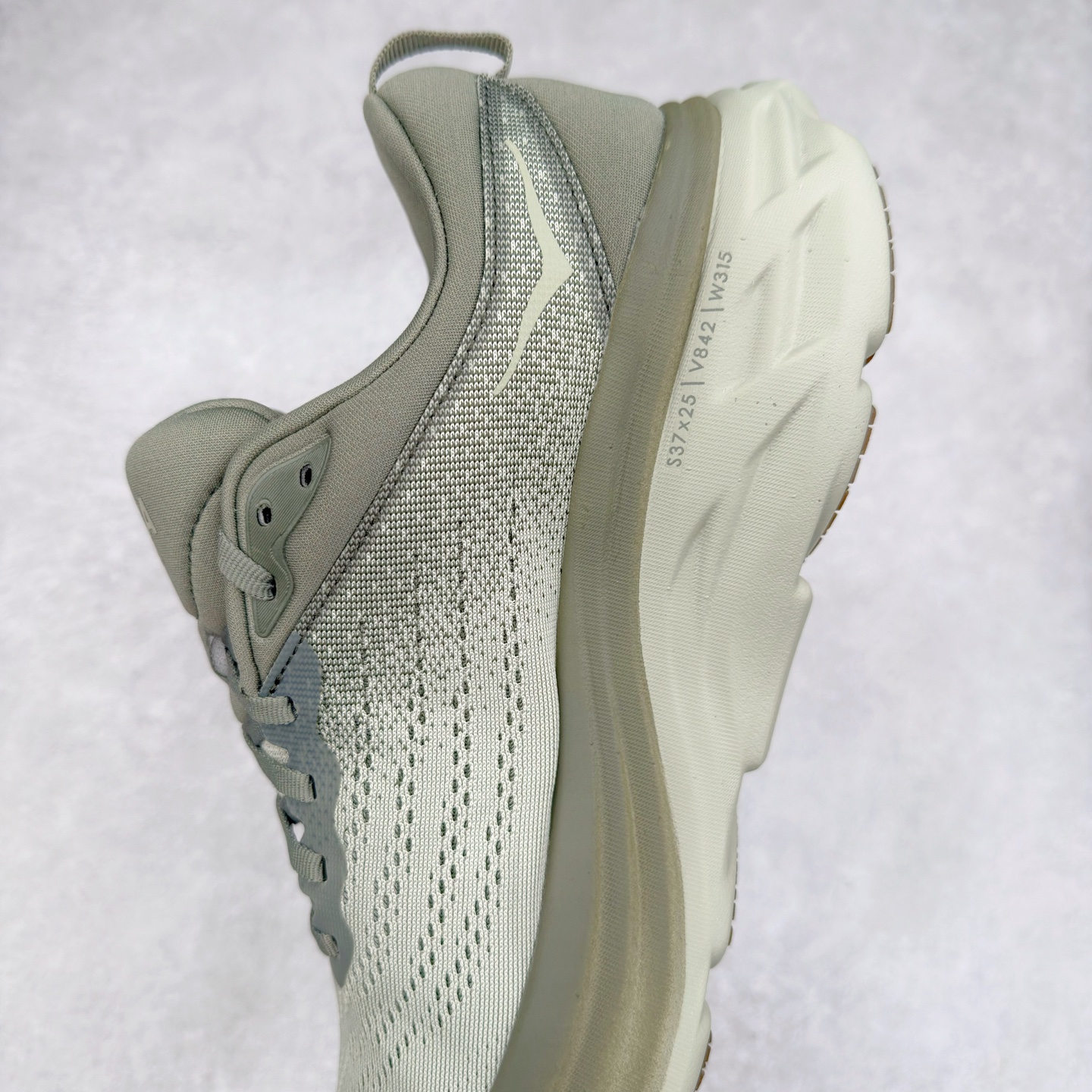 图片[7]-＃HK纯原 HOKA ONE ONE Bondi 8 邦代八代缓震网面耐磨低帮跑步鞋 原始的 Bondi 缓震和线条在这里 提供该特许经营权众所周知的柔软、平衡的乘坐体验 Bondi 使用加长的摇杆微调几何形状 以获得更大的加速度 同时由于采用碳纤维板 还可以提供更平稳的脚趾离地 尺码：36 36.5 37.5 38 38.5 39 40 40.5 41 42 42.5 43 44 44.5 45-选品中心