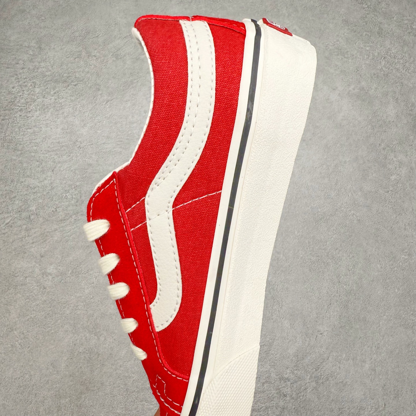 图片[7]-Vans SK8-Low 红白 全新一代 低帮硫化帆布鞋 该鞋款以白线勾勒出整体造型效果，红色帆布鞋面打造整体鞋身，以SK8-low鞋身为蓝本，风格极具辨识度，上脚凸显穿搭功力 货号：VN0A4UWIXGJ 尺码：35 36 36.5 37 38 38.5 39 40 40.5 41 42 42.5 43 44-选品中心