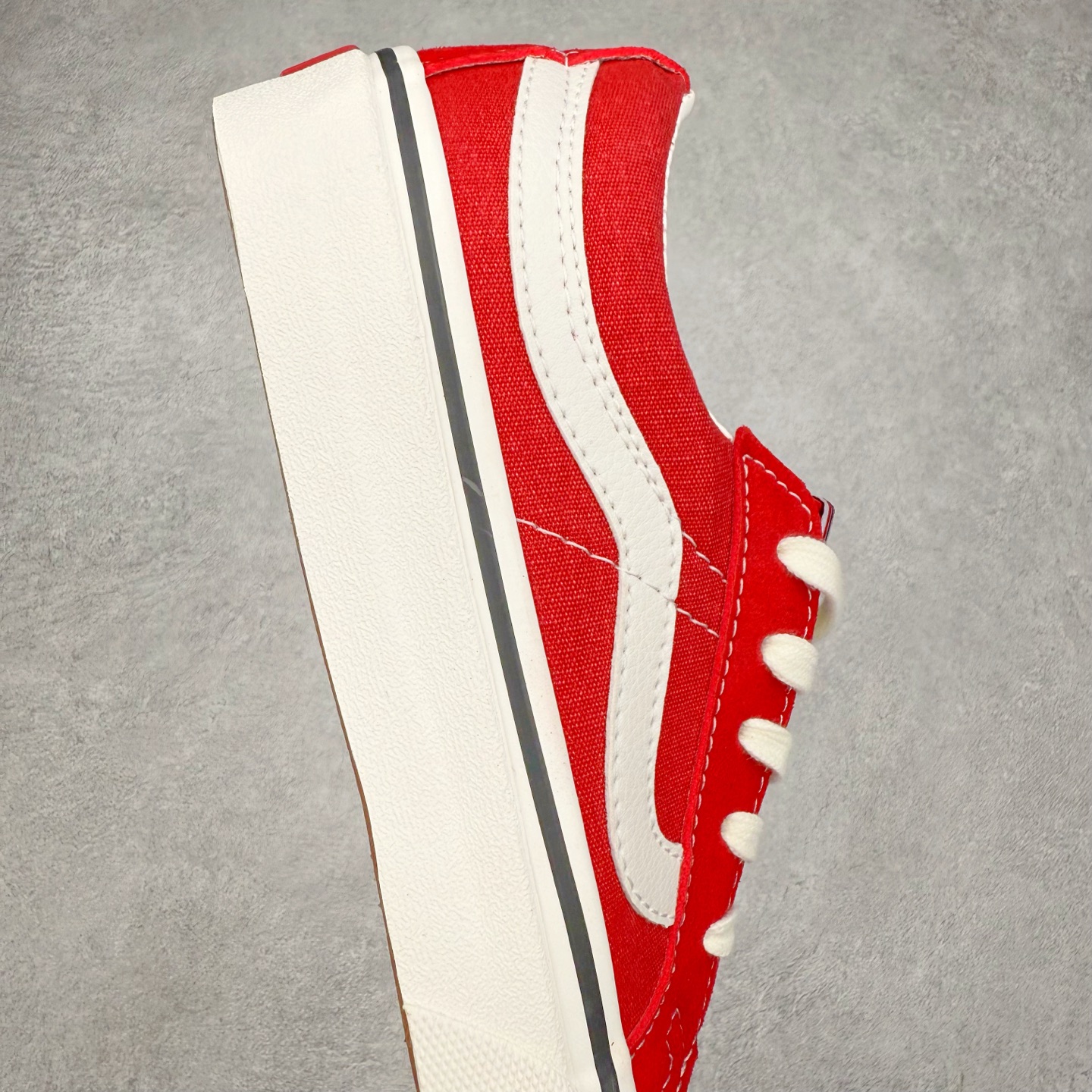 图片[6]-Vans SK8-Low 红白 全新一代 低帮硫化帆布鞋 该鞋款以白线勾勒出整体造型效果，红色帆布鞋面打造整体鞋身，以SK8-low鞋身为蓝本，风格极具辨识度，上脚凸显穿搭功力 货号：VN0A4UWIXGJ 尺码：35 36 36.5 37 38 38.5 39 40 40.5 41 42 42.5 43 44-选品中心