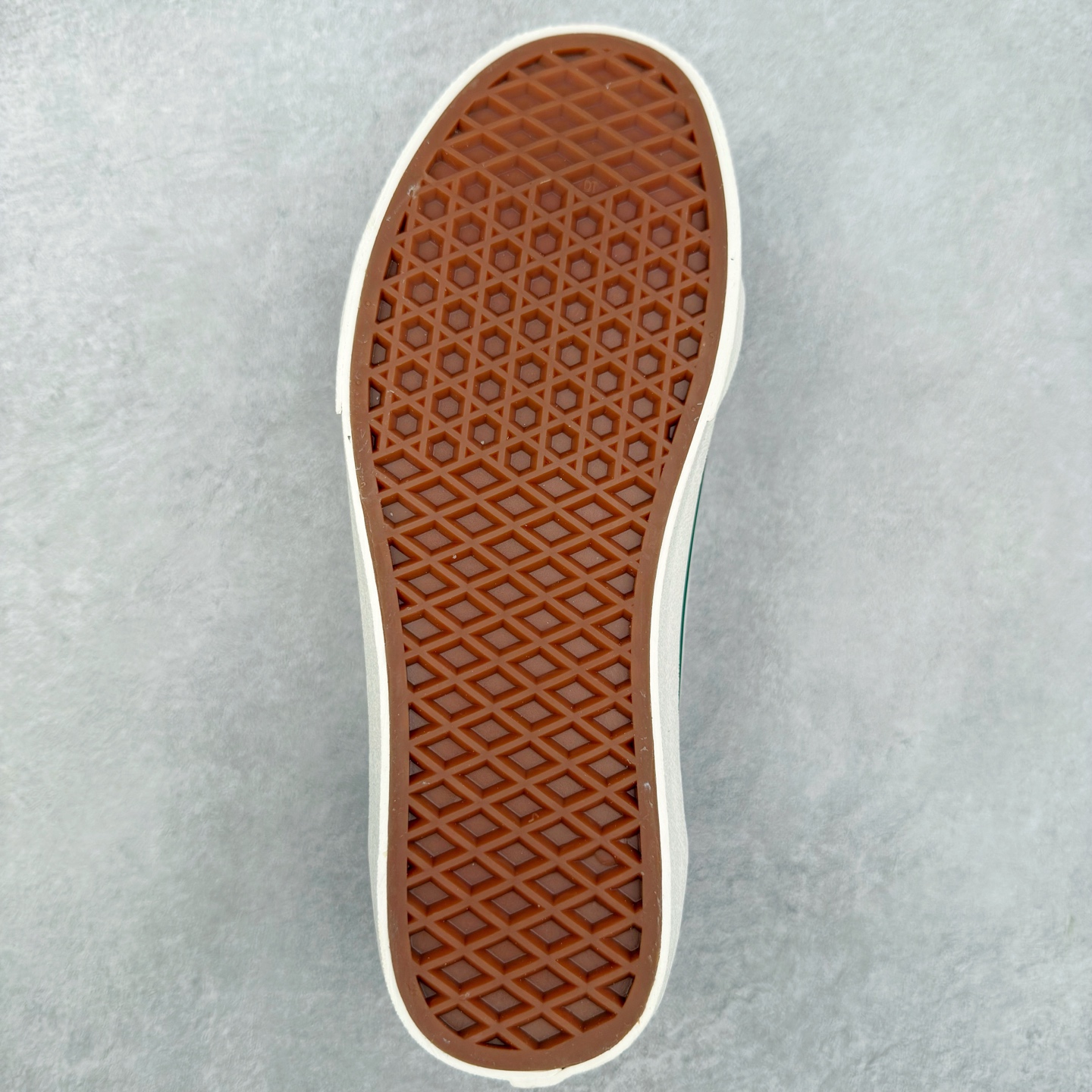 图片[9]-Vans SK8-Low 红白 全新一代 低帮硫化帆布鞋 该鞋款以白线勾勒出整体造型效果，红色帆布鞋面打造整体鞋身，以SK8-low鞋身为蓝本，风格极具辨识度，上脚凸显穿搭功力 货号：VN0A4UWIXGJ 尺码：35 36 36.5 37 38 38.5 39 40 40.5 41 42 42.5 43 44-选品中心