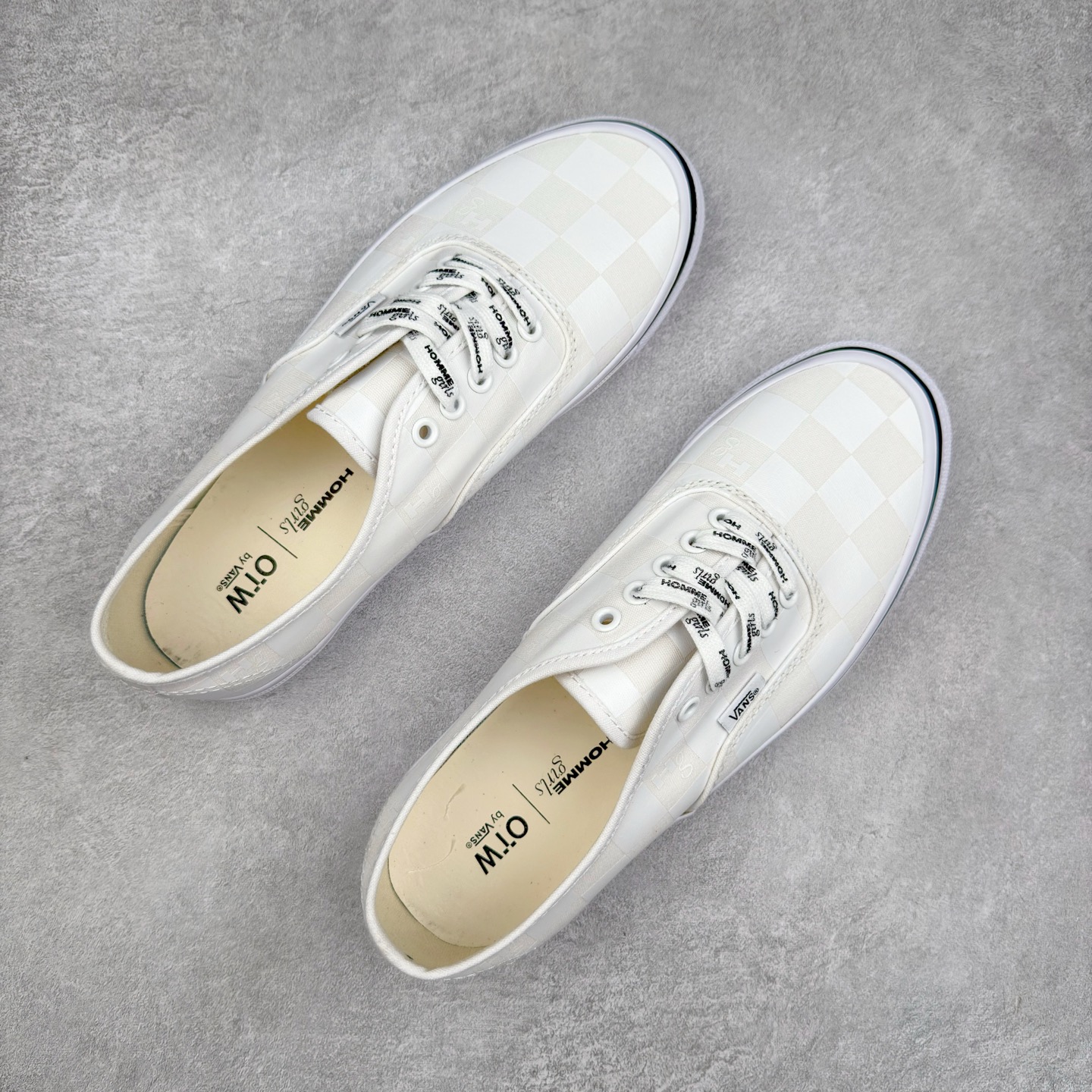 图片[3]-HommeGirls × OTW by Vans 本次联名将使用经典的 OTW Authentic 44 鞋型，设计语言延续了上一次联名的放大棋盘格元素。在白色不同配色的棋盘格上 HommeGirls 加入了他们特殊设计的 Hg Logo 字样，并且该字样同样与纯色小鱼板后跟标融为一体。在其他设计上 HommeGirls 为我们展现了双鞋带系统的呈现方式，他们用白色、以及满印 Logo 鞋带一双经典百搭鞋款额外的穿搭玩法。货号：VN000EEUCCZ 尺码：35 36 36.5 37 38 38.5 39 40 40.5 41 42 42.5 43 44-选品中心