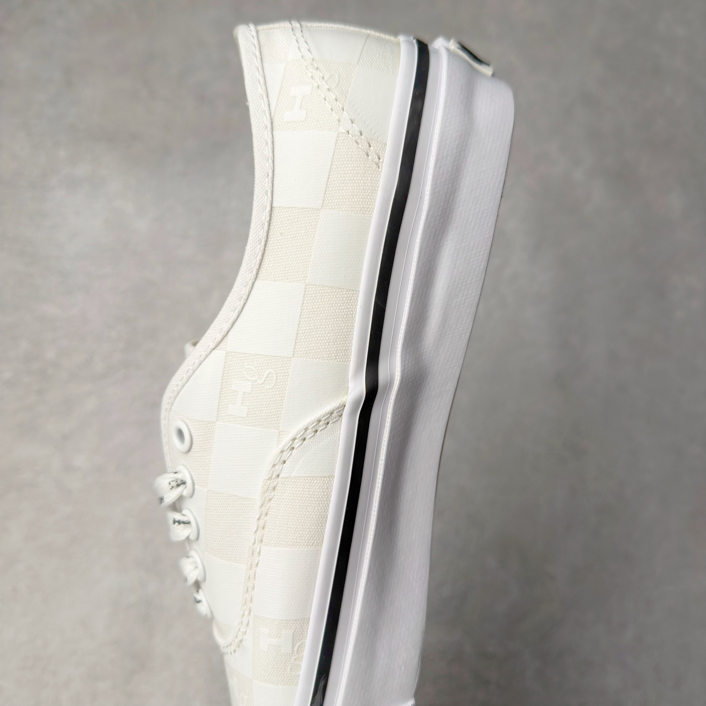 图片[7]-HommeGirls × OTW by Vans 本次联名将使用经典的 OTW Authentic 44 鞋型，设计语言延续了上一次联名的放大棋盘格元素。在白色不同配色的棋盘格上 HommeGirls 加入了他们特殊设计的 Hg Logo 字样，并且该字样同样与纯色小鱼板后跟标融为一体。在其他设计上 HommeGirls 为我们展现了双鞋带系统的呈现方式，他们用白色、以及满印 Logo 鞋带一双经典百搭鞋款额外的穿搭玩法。货号：VN000EEUCCZ 尺码：35 36 36.5 37 38 38.5 39 40 40.5 41 42 42.5 43 44-选品中心