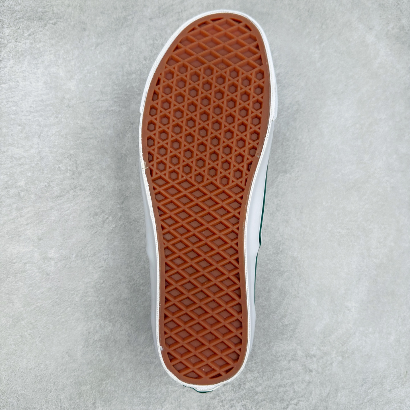 图片[9]-HommeGirls × OTW by Vans 本次联名将使用经典的 OTW Authentic 44 鞋型，设计语言延续了上一次联名的放大棋盘格元素。在白色不同配色的棋盘格上 HommeGirls 加入了他们特殊设计的 Hg Logo 字样，并且该字样同样与纯色小鱼板后跟标融为一体。在其他设计上 HommeGirls 为我们展现了双鞋带系统的呈现方式，他们用白色、以及满印 Logo 鞋带一双经典百搭鞋款额外的穿搭玩法。货号：VN000EEUCCZ 尺码：35 36 36.5 37 38 38.5 39 40 40.5 41 42 42.5 43 44-选品中心