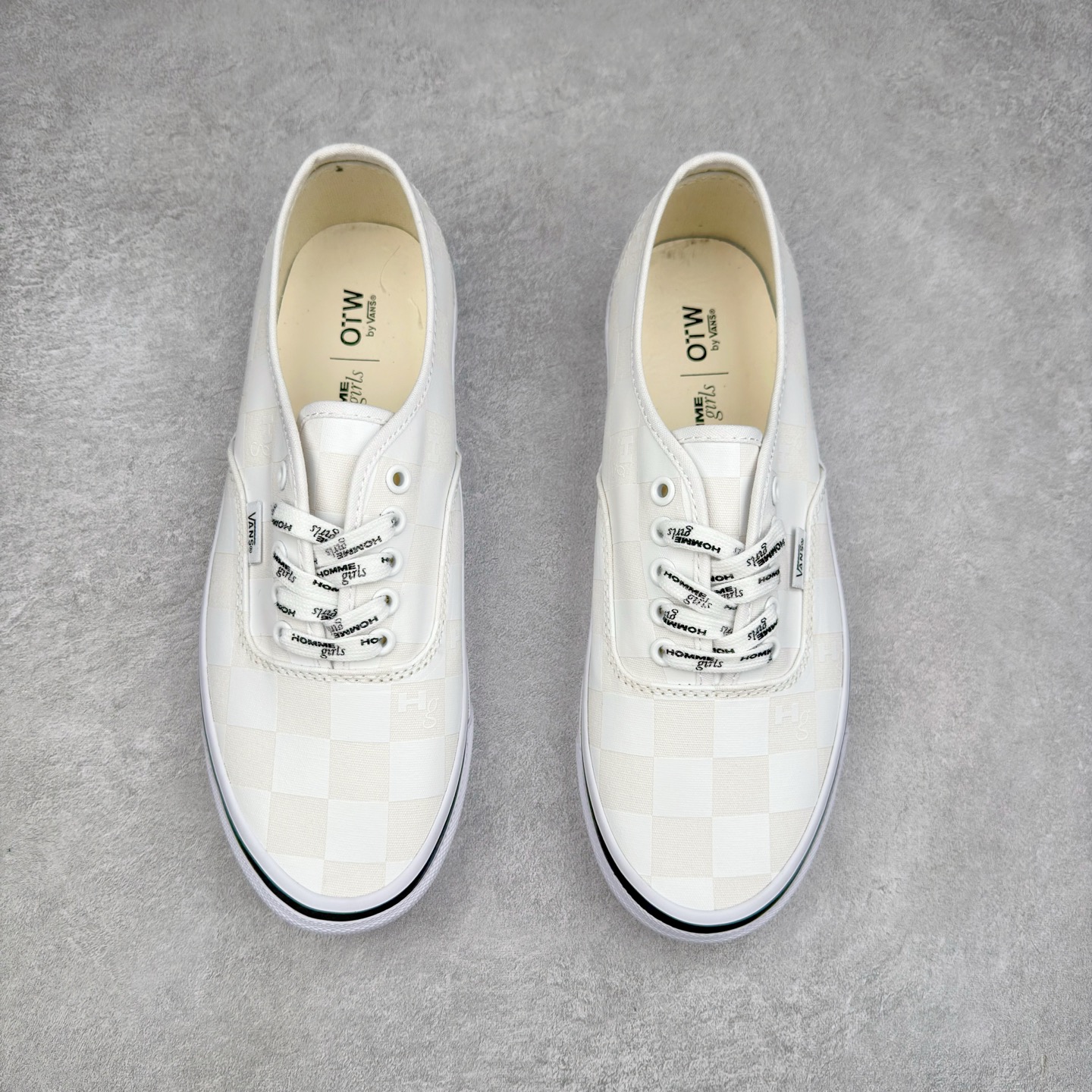 图片[2]-HommeGirls × OTW by Vans 本次联名将使用经典的 OTW Authentic 44 鞋型，设计语言延续了上一次联名的放大棋盘格元素。在白色不同配色的棋盘格上 HommeGirls 加入了他们特殊设计的 Hg Logo 字样，并且该字样同样与纯色小鱼板后跟标融为一体。在其他设计上 HommeGirls 为我们展现了双鞋带系统的呈现方式，他们用白色、以及满印 Logo 鞋带一双经典百搭鞋款额外的穿搭玩法。货号：VN000EEUCCZ 尺码：35 36 36.5 37 38 38.5 39 40 40.5 41 42 42.5 43 44-选品中心