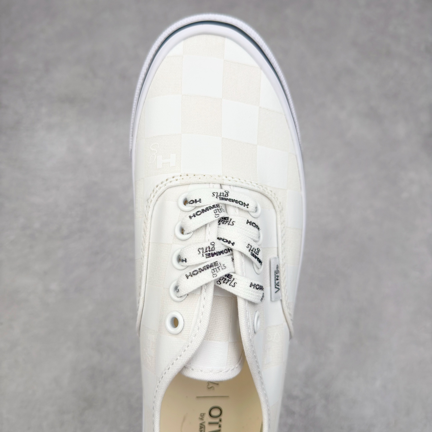 图片[4]-HommeGirls × OTW by Vans 本次联名将使用经典的 OTW Authentic 44 鞋型，设计语言延续了上一次联名的放大棋盘格元素。在白色不同配色的棋盘格上 HommeGirls 加入了他们特殊设计的 Hg Logo 字样，并且该字样同样与纯色小鱼板后跟标融为一体。在其他设计上 HommeGirls 为我们展现了双鞋带系统的呈现方式，他们用白色、以及满印 Logo 鞋带一双经典百搭鞋款额外的穿搭玩法。货号：VN000EEUCCZ 尺码：35 36 36.5 37 38 38.5 39 40 40.5 41 42 42.5 43 44-选品中心
