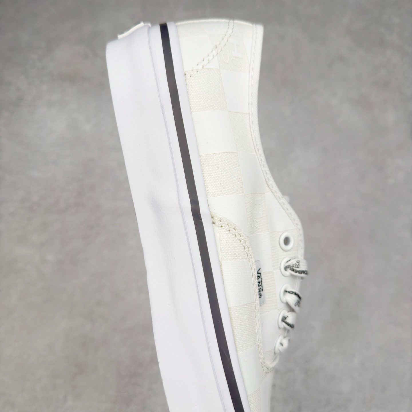 图片[6]-HommeGirls × OTW by Vans 本次联名将使用经典的 OTW Authentic 44 鞋型，设计语言延续了上一次联名的放大棋盘格元素。在白色不同配色的棋盘格上 HommeGirls 加入了他们特殊设计的 Hg Logo 字样，并且该字样同样与纯色小鱼板后跟标融为一体。在其他设计上 HommeGirls 为我们展现了双鞋带系统的呈现方式，他们用白色、以及满印 Logo 鞋带一双经典百搭鞋款额外的穿搭玩法。货号：VN000EEUCCZ 尺码：35 36 36.5 37 38 38.5 39 40 40.5 41 42 42.5 43 44-选品中心