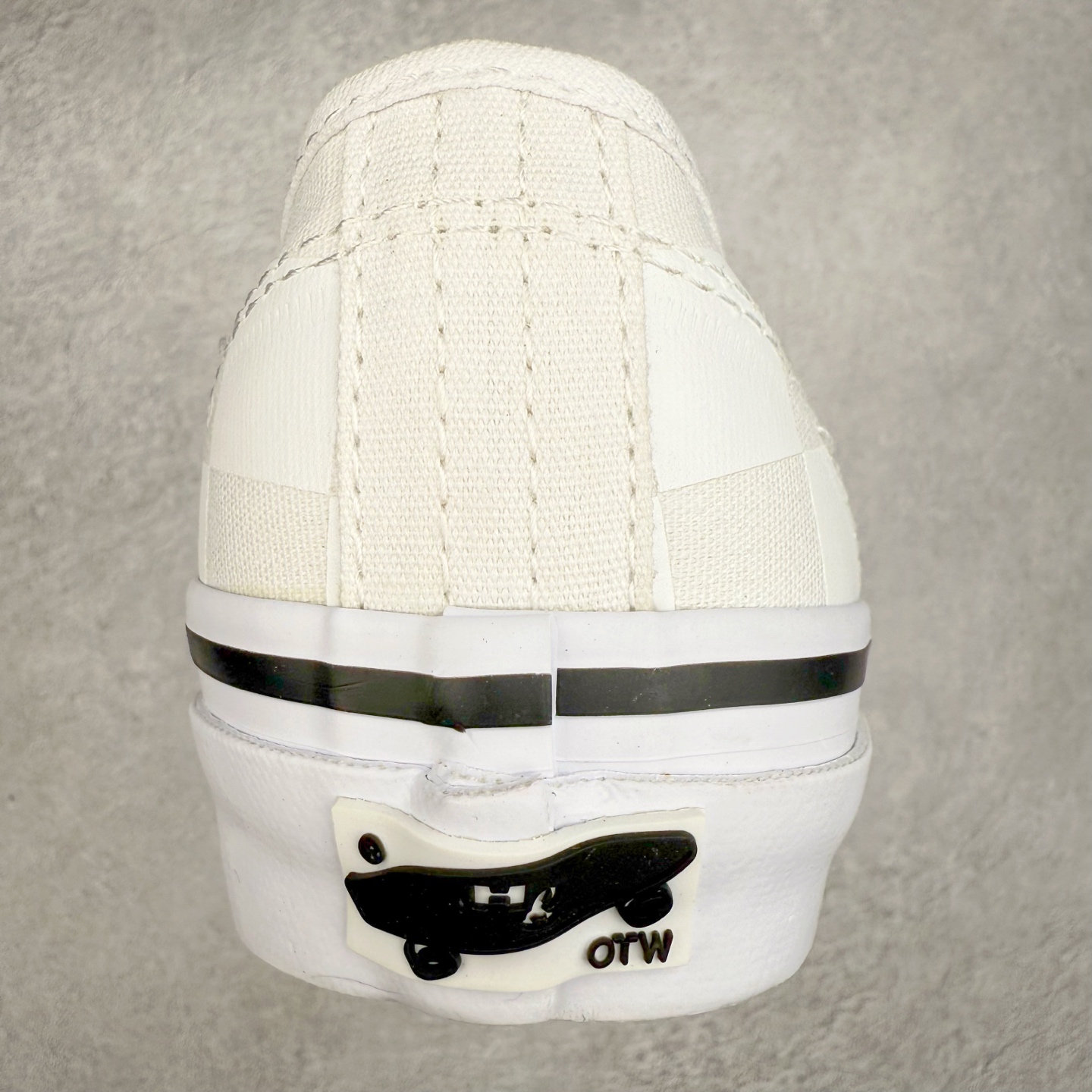 图片[8]-HommeGirls × OTW by Vans 本次联名将使用经典的 OTW Authentic 44 鞋型，设计语言延续了上一次联名的放大棋盘格元素。在白色不同配色的棋盘格上 HommeGirls 加入了他们特殊设计的 Hg Logo 字样，并且该字样同样与纯色小鱼板后跟标融为一体。在其他设计上 HommeGirls 为我们展现了双鞋带系统的呈现方式，他们用白色、以及满印 Logo 鞋带一双经典百搭鞋款额外的穿搭玩法。货号：VN000EEUCCZ 尺码：35 36 36.5 37 38 38.5 39 40 40.5 41 42 42.5 43 44-选品中心