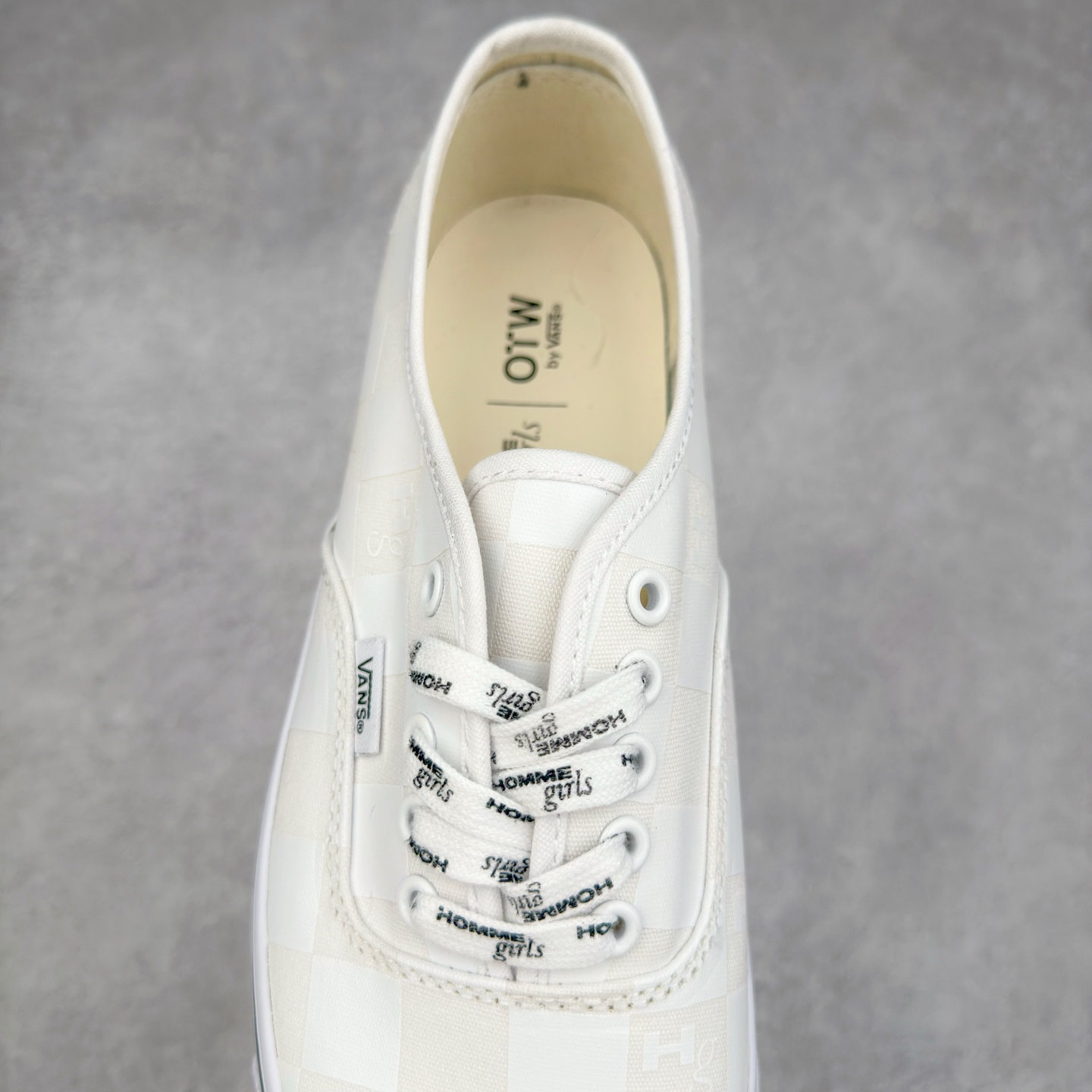 图片[5]-HommeGirls × OTW by Vans 本次联名将使用经典的 OTW Authentic 44 鞋型，设计语言延续了上一次联名的放大棋盘格元素。在白色不同配色的棋盘格上 HommeGirls 加入了他们特殊设计的 Hg Logo 字样，并且该字样同样与纯色小鱼板后跟标融为一体。在其他设计上 HommeGirls 为我们展现了双鞋带系统的呈现方式，他们用白色、以及满印 Logo 鞋带一双经典百搭鞋款额外的穿搭玩法。货号：VN000EEUCCZ 尺码：35 36 36.5 37 38 38.5 39 40 40.5 41 42 42.5 43 44-选品中心