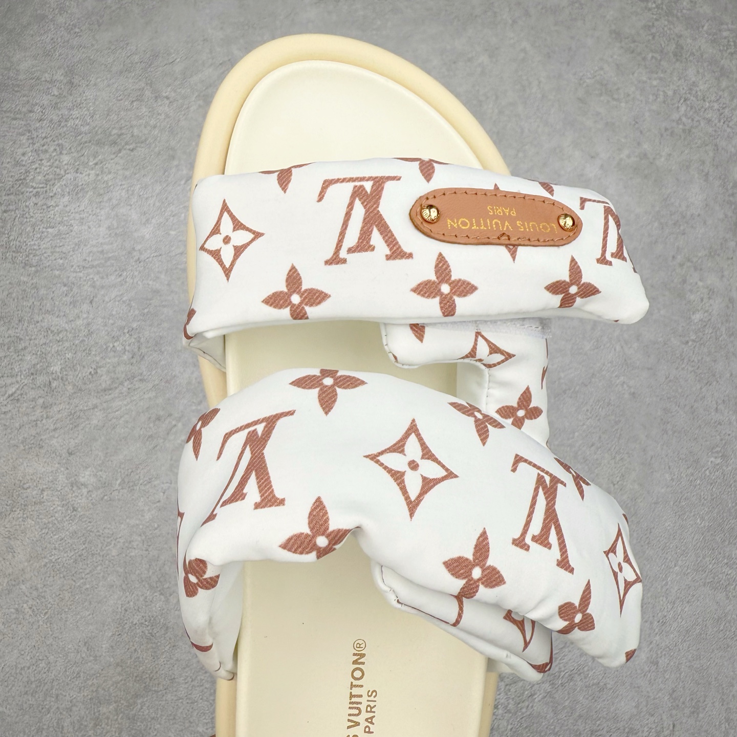 图片[4]-LOUIS VUITTON ｜路易威登2025ss最新春夏款 村上隆/Takashi Murakami x lv Pool Pillow Comfort 皮革 圆头套脚一字拖鞋 男女款 白色 室内外穿着皆宜。纯羊羔毛材质，鞋面受专水台高密度发泡材质，轻盈舒适，鞋底厚度3.5 上脚超显腿长 尺码：35 36 37 38 39 40 41 42 43 44 45-选品中心