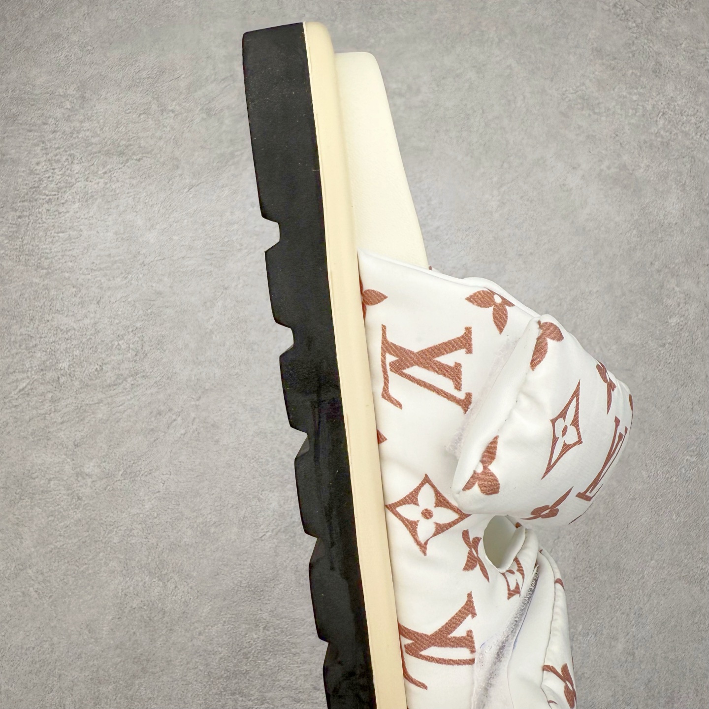 图片[6]-LOUIS VUITTON ｜路易威登2025ss最新春夏款 村上隆/Takashi Murakami x lv Pool Pillow Comfort 皮革 圆头套脚一字拖鞋 男女款 白色 室内外穿着皆宜。纯羊羔毛材质，鞋面受专水台高密度发泡材质，轻盈舒适，鞋底厚度3.5 上脚超显腿长 尺码：35 36 37 38 39 40 41 42 43 44 45-选品中心