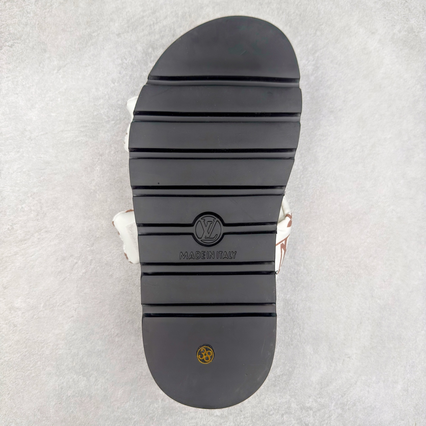 图片[9]-LOUIS VUITTON ｜路易威登2025ss最新春夏款 村上隆/Takashi Murakami x lv Pool Pillow Comfort 皮革 圆头套脚一字拖鞋 男女款 白色 室内外穿着皆宜。纯羊羔毛材质，鞋面受专水台高密度发泡材质，轻盈舒适，鞋底厚度3.5 上脚超显腿长 尺码：35 36 37 38 39 40 41 42 43 44 45-选品中心